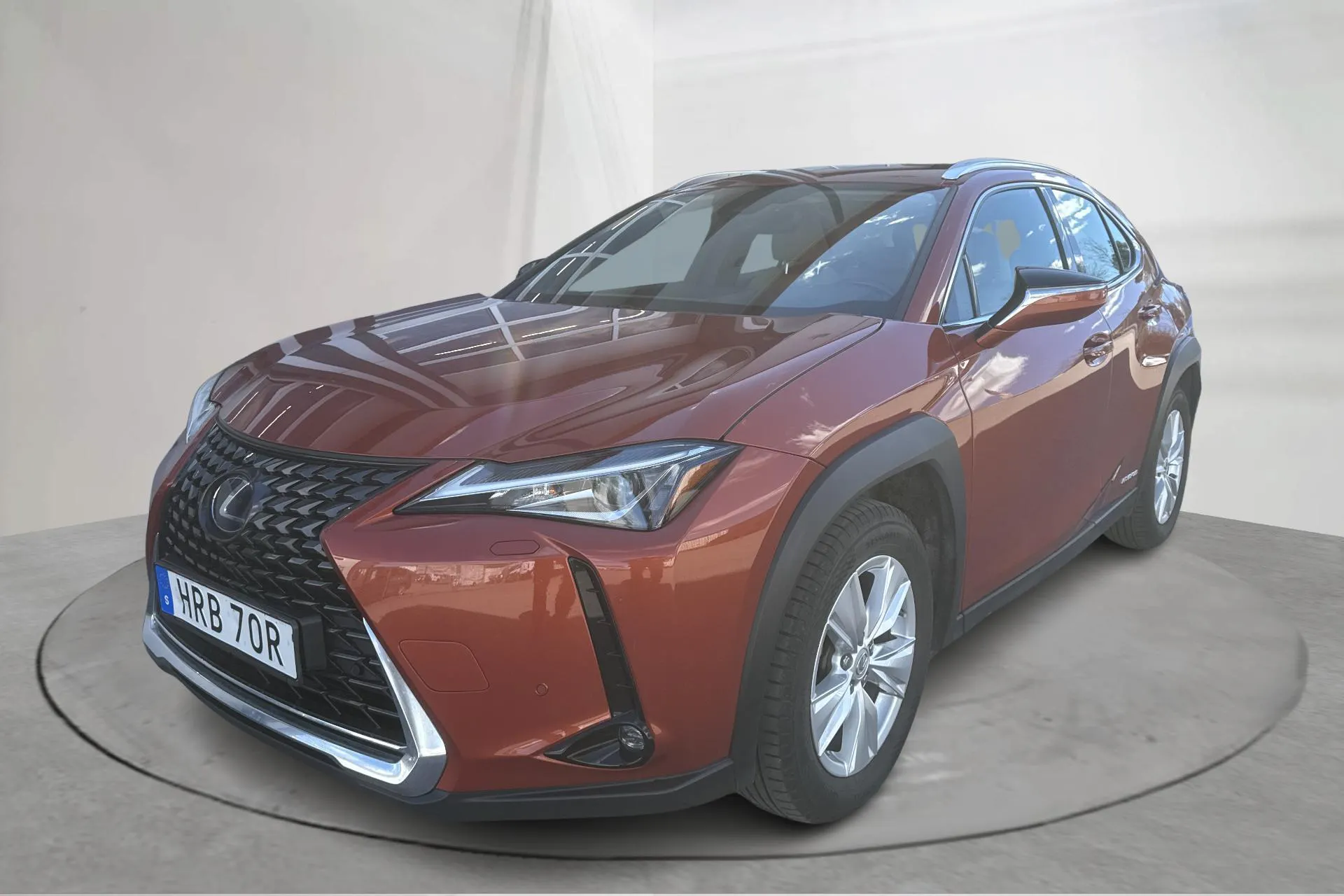 Presentationsfoto 1 av 15: Lexus UX 250h (178hk) - 10 252 mil - Automat - orange - 2019