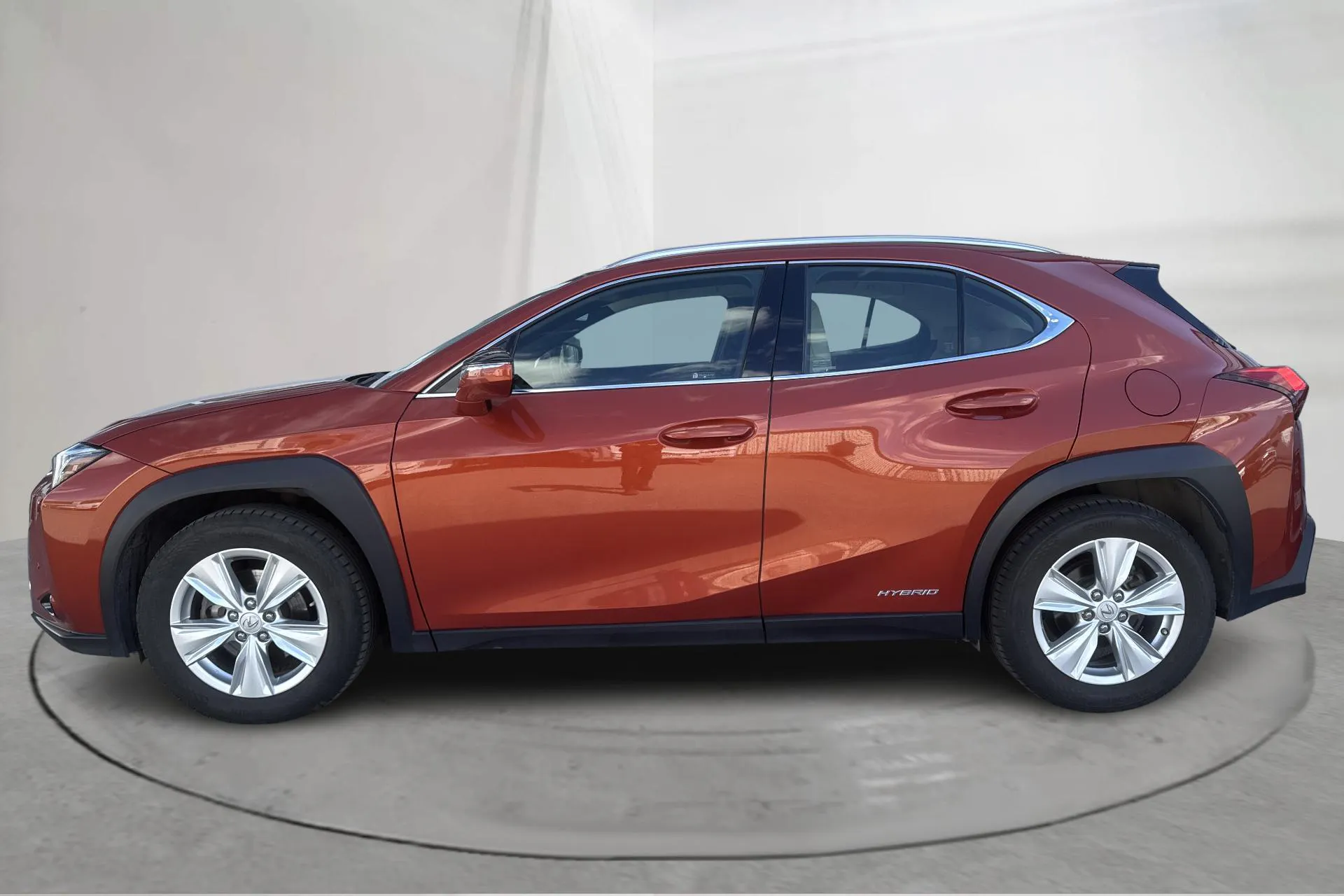 Presentationsfoto 2 av 15: Lexus UX 250h (178hk) - 10 252 mil - Automat - orange - 2019