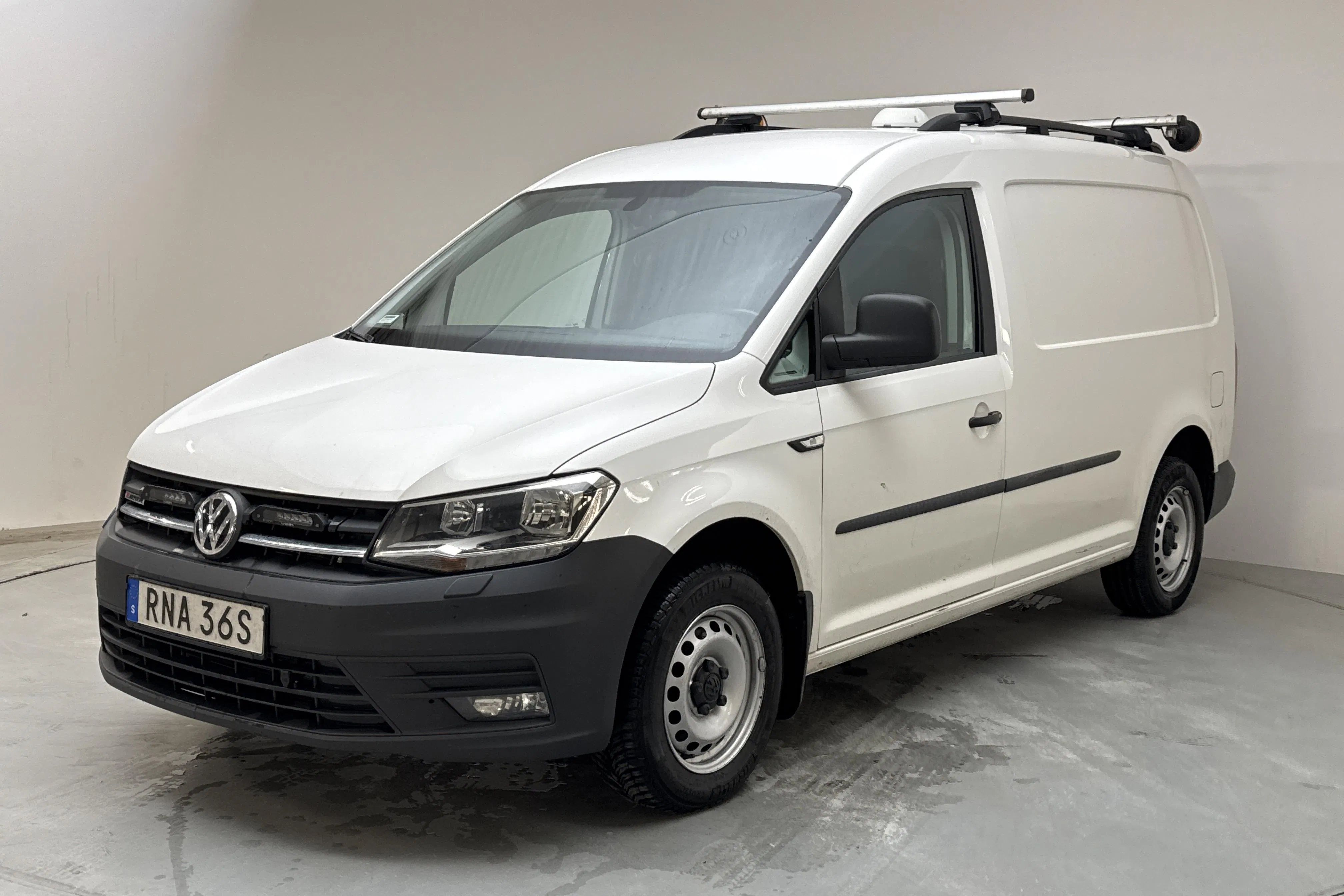 Presentationsfoto 1 av 13: VW Caddy 2.0 TDI Maxi Skåp 4MOTION (122hk) - 17 628 mil - Manuell - vit - 2020