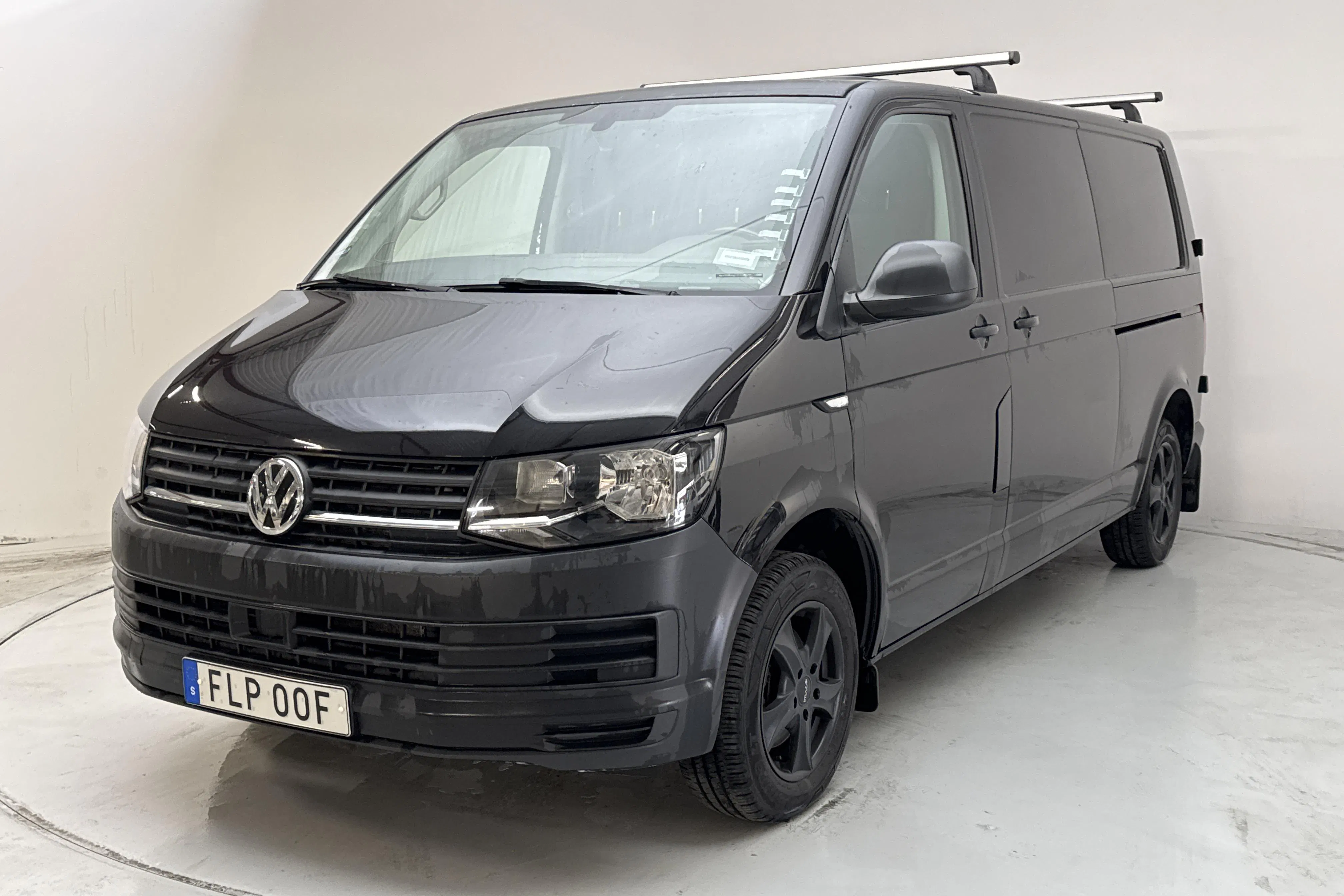 Presentationsfoto 1 av 11: VW Transporter T6 2.0 TDI BMT Skåp (150hk) - 14 349 mil - Automat - svart - 2019