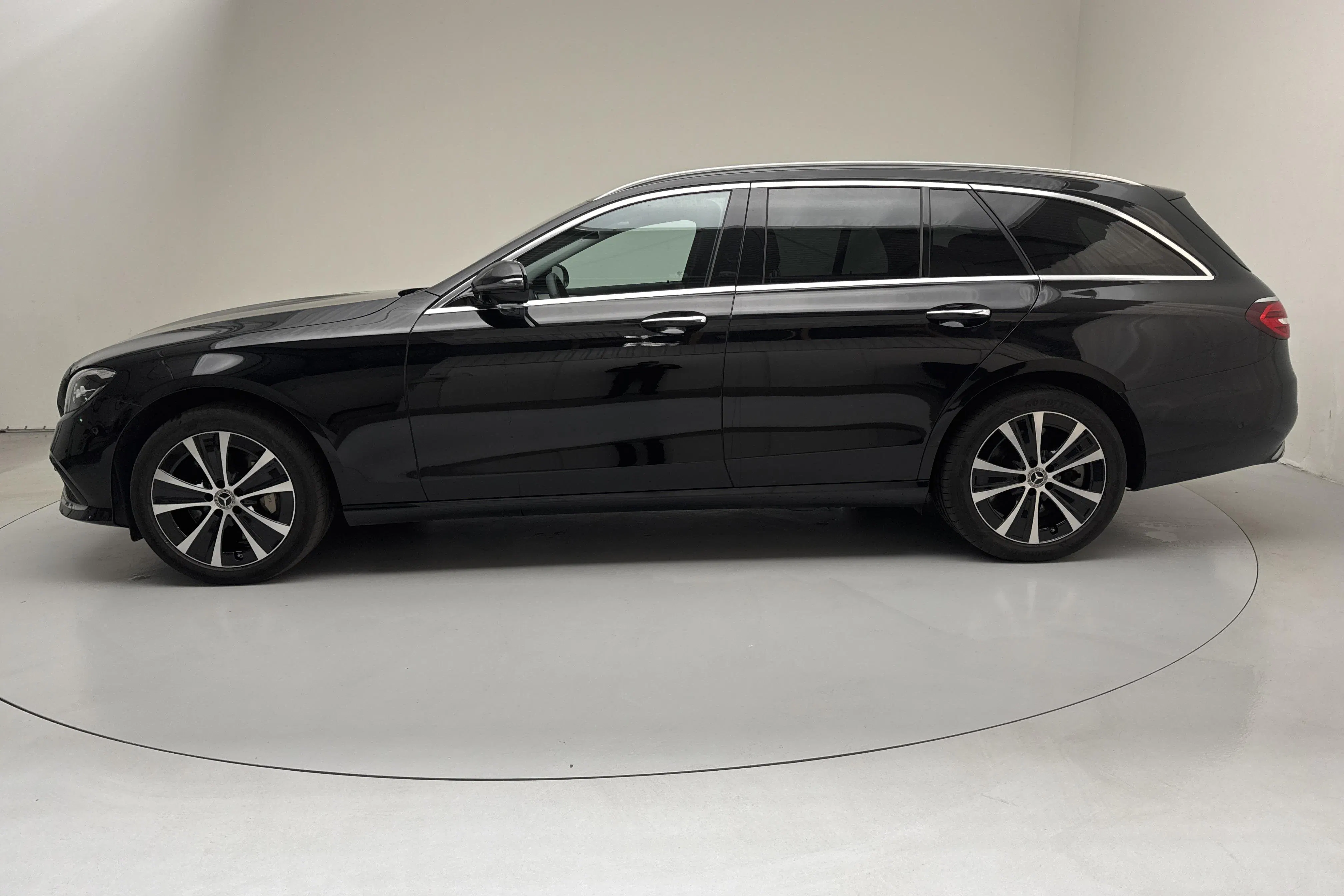 Presentationsfoto 2 av 18: Mercedes E 300 de Kombi 4MATIC S213 (306hk) - 7 809 mil - Automat - svart - 2023