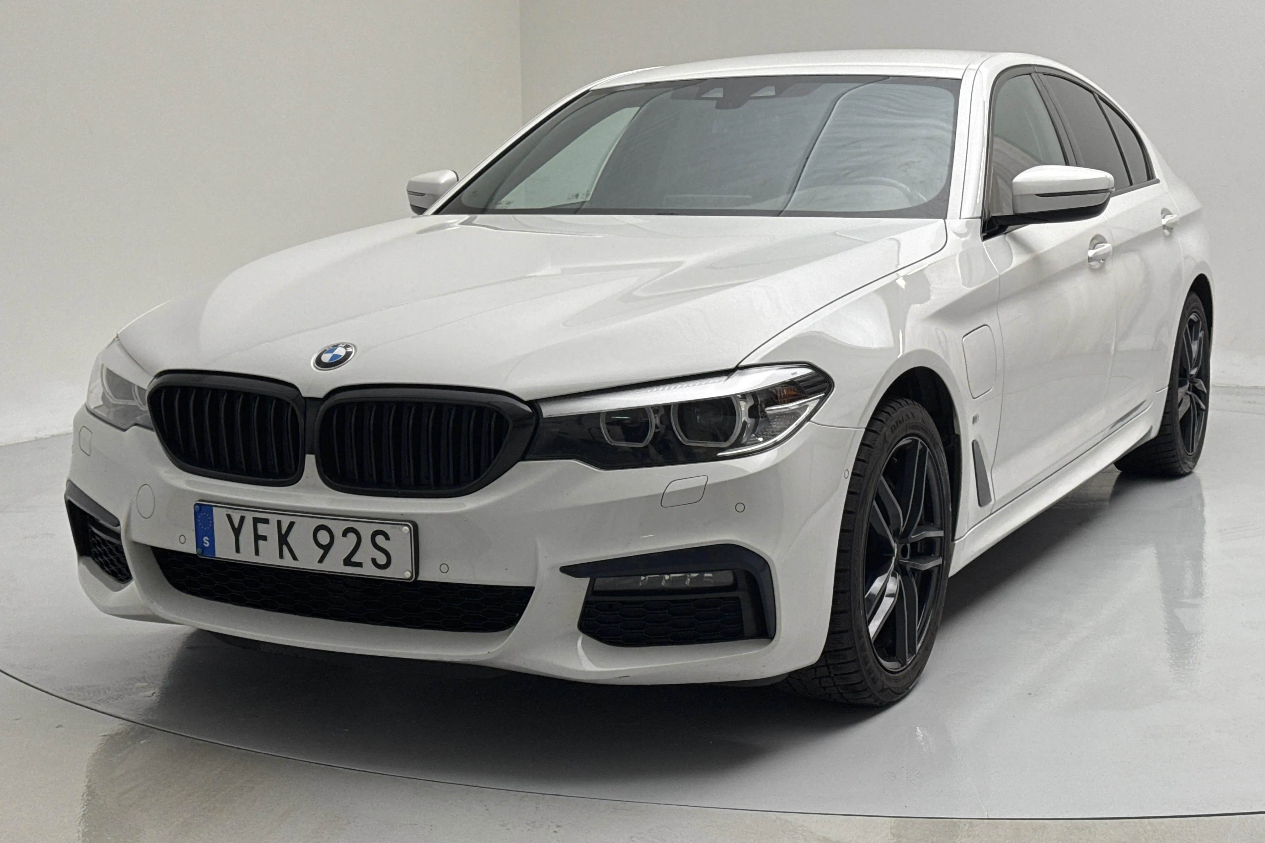 Presentation photo 1 of 18: BMW 530e iPerformance Sedan, G30 12kWh (252hk) - 168 100 km - Automatic - white - 2020