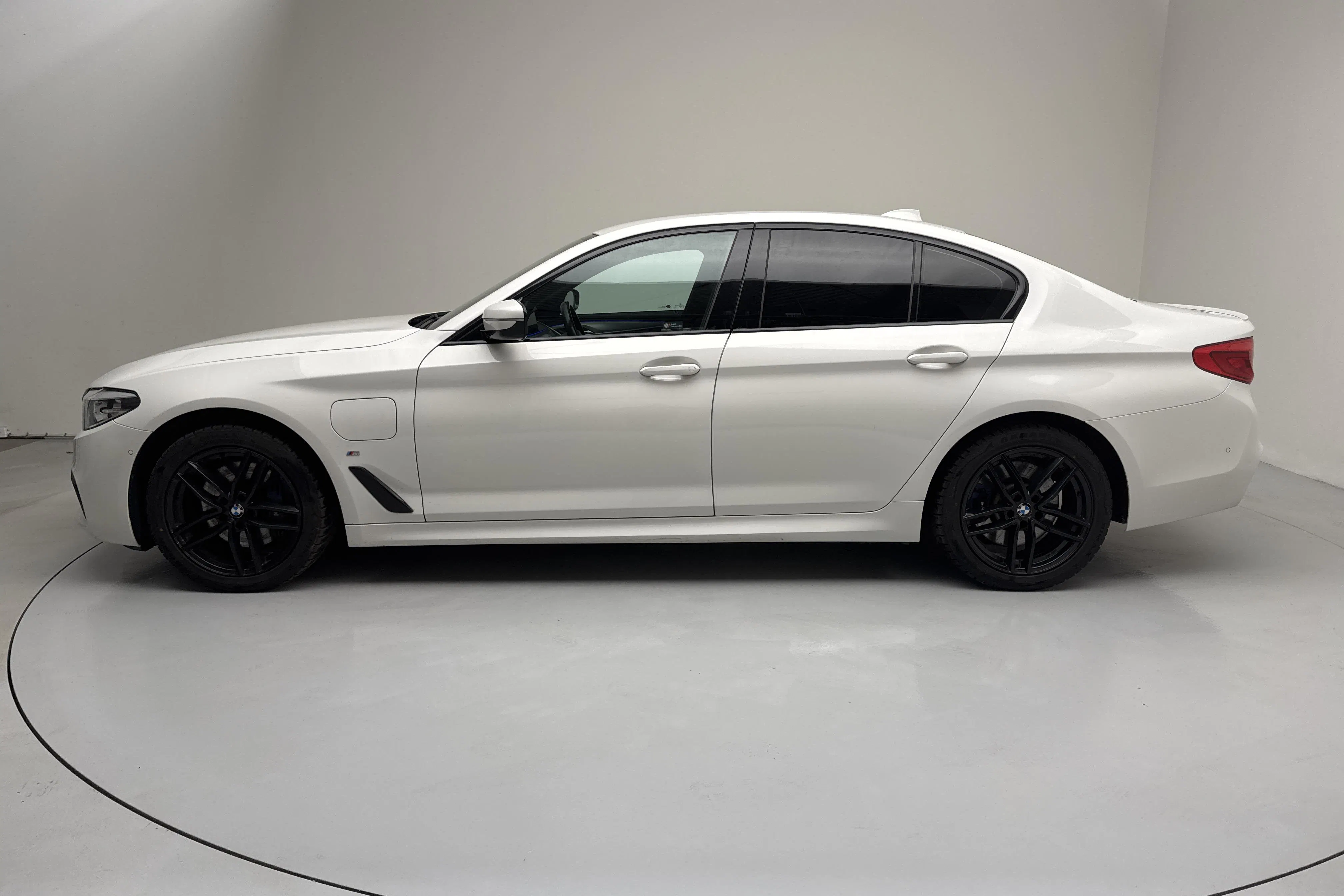 Presentation photo 2 of 18: BMW 530e iPerformance Sedan, G30 12kWh (252hk) - 168 100 km - Automatic - white - 2020