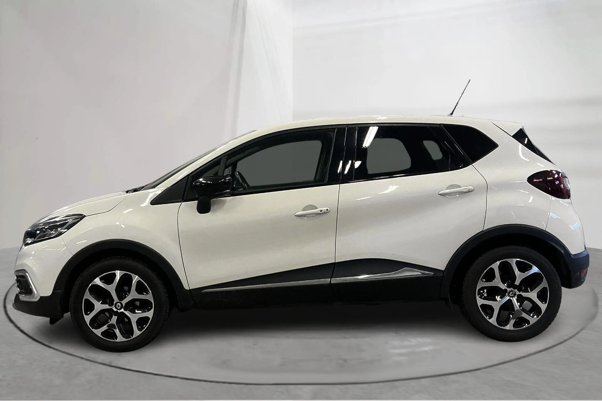 Presentation photo 2 of 15: Renault Captur 0.9 TCe (90hk) - 82 560 km - Manual - white - 2019
