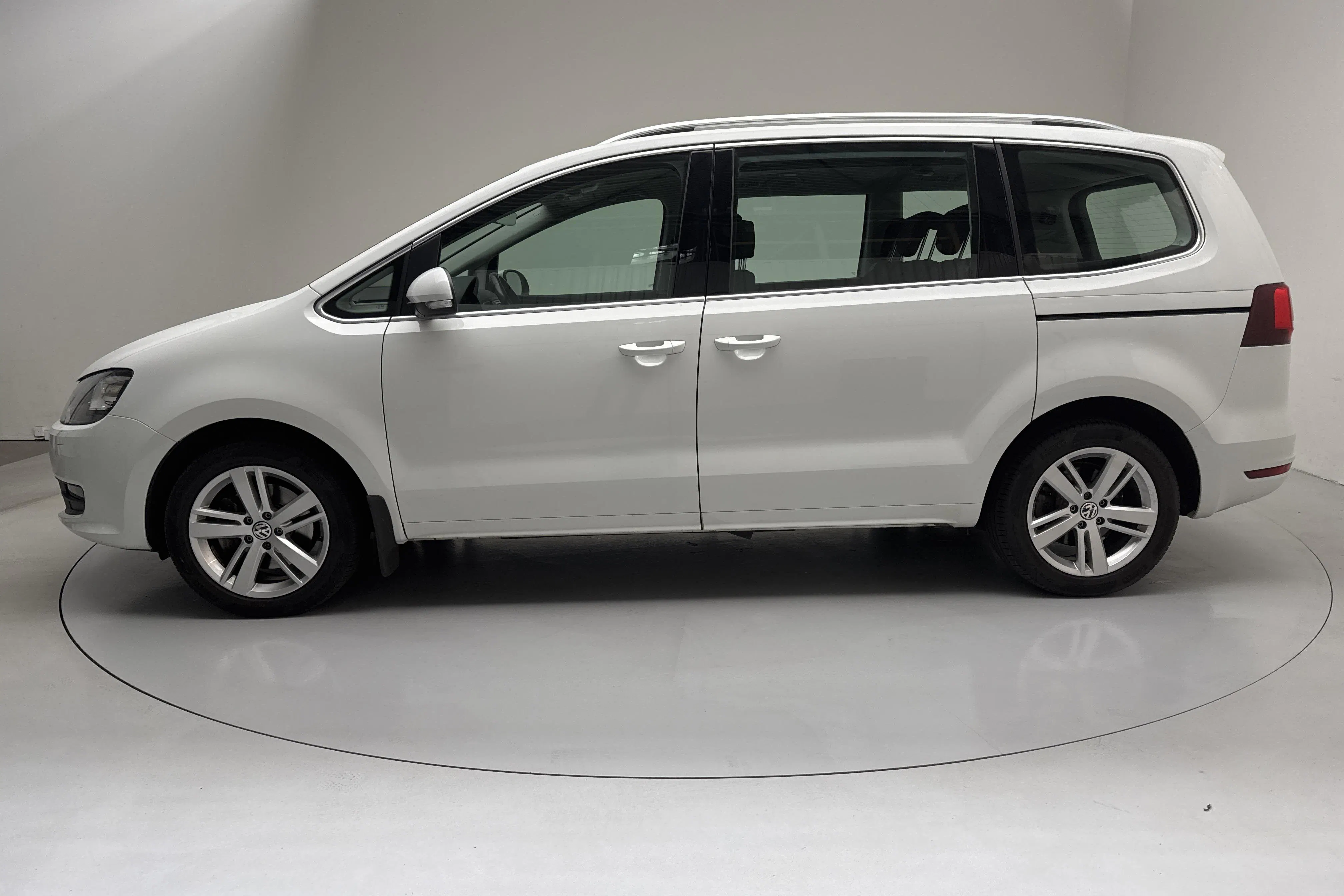 Presentation photo 2 of 18: VW Sharan 1.4 TSI (150hk) - 104 120 km - Automatic - white - 2020
