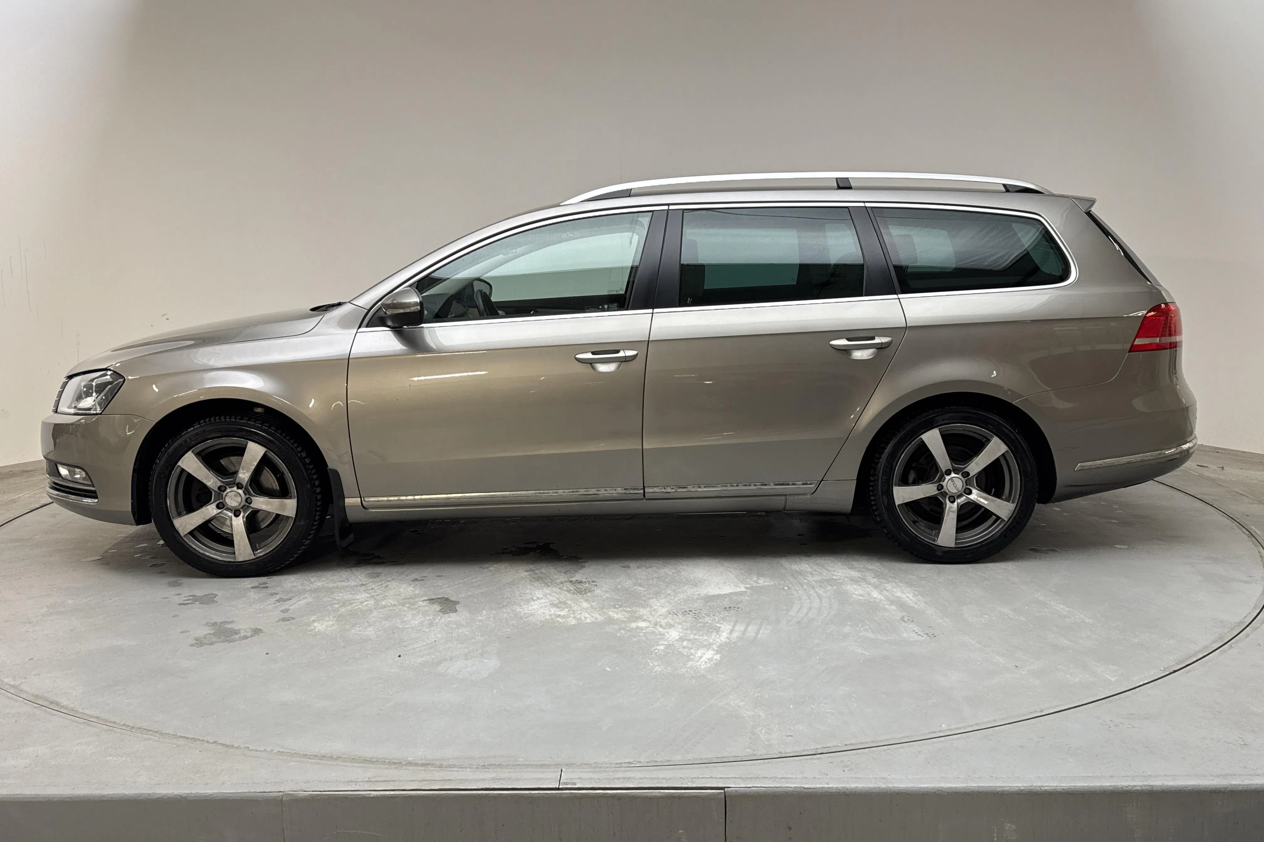 Presentationsfoto 2 av 14: VW Passat 1.4 TSI EcoFuel Variant (150hk) - 14 144 mil - Manuell - Light Brown - 2013