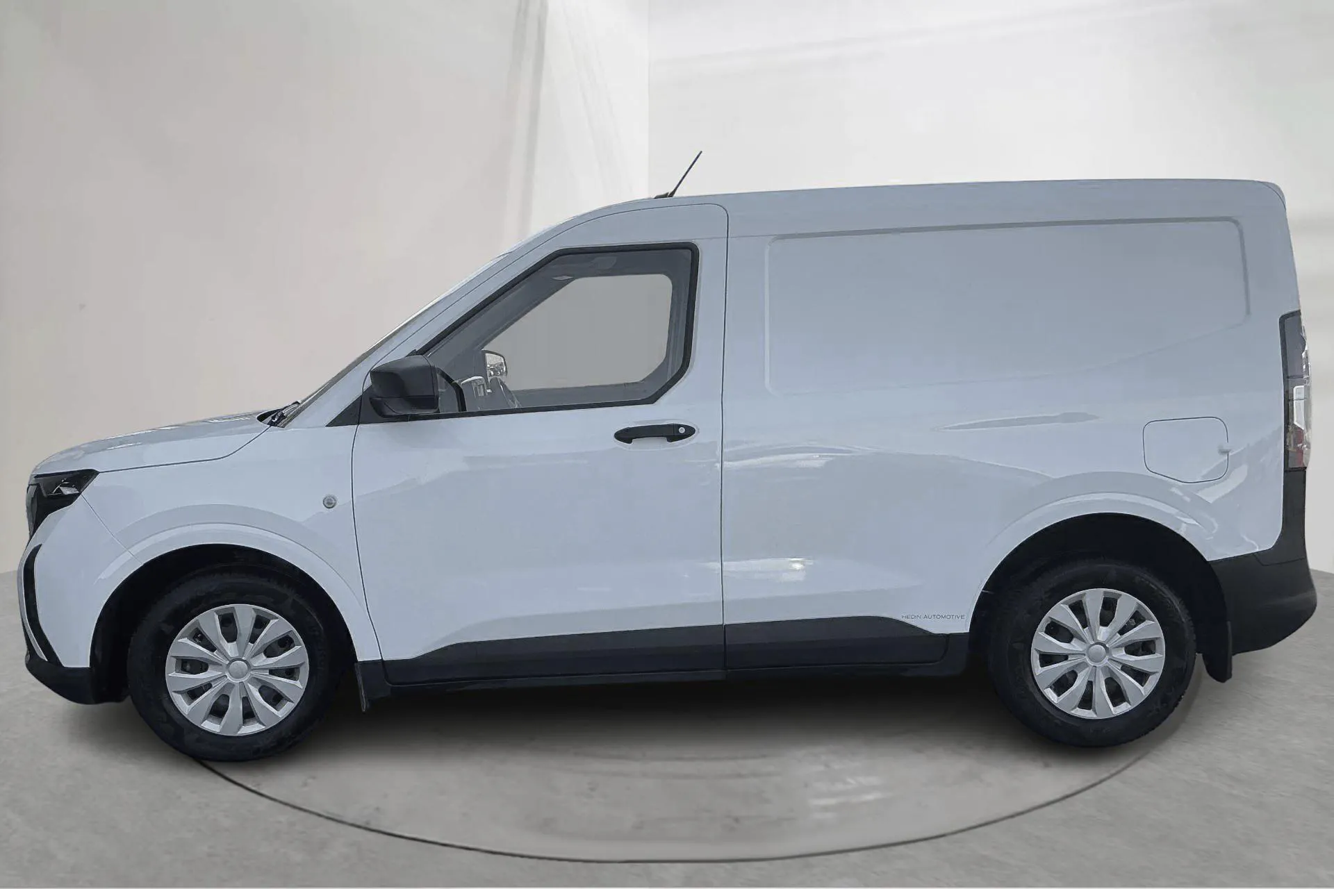 Presentationsfoto 2 av 16: Ford Transit Courier 1.0T Ecoboost (125hk) - 2 451 mil - Automat - vit - 2024