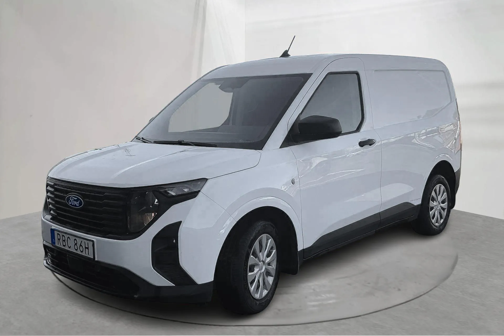 Presentationsfoto 1 av 16: Ford Transit Courier 1.0T Ecoboost (125hk) - 2 451 mil - Automat - vit - 2024
