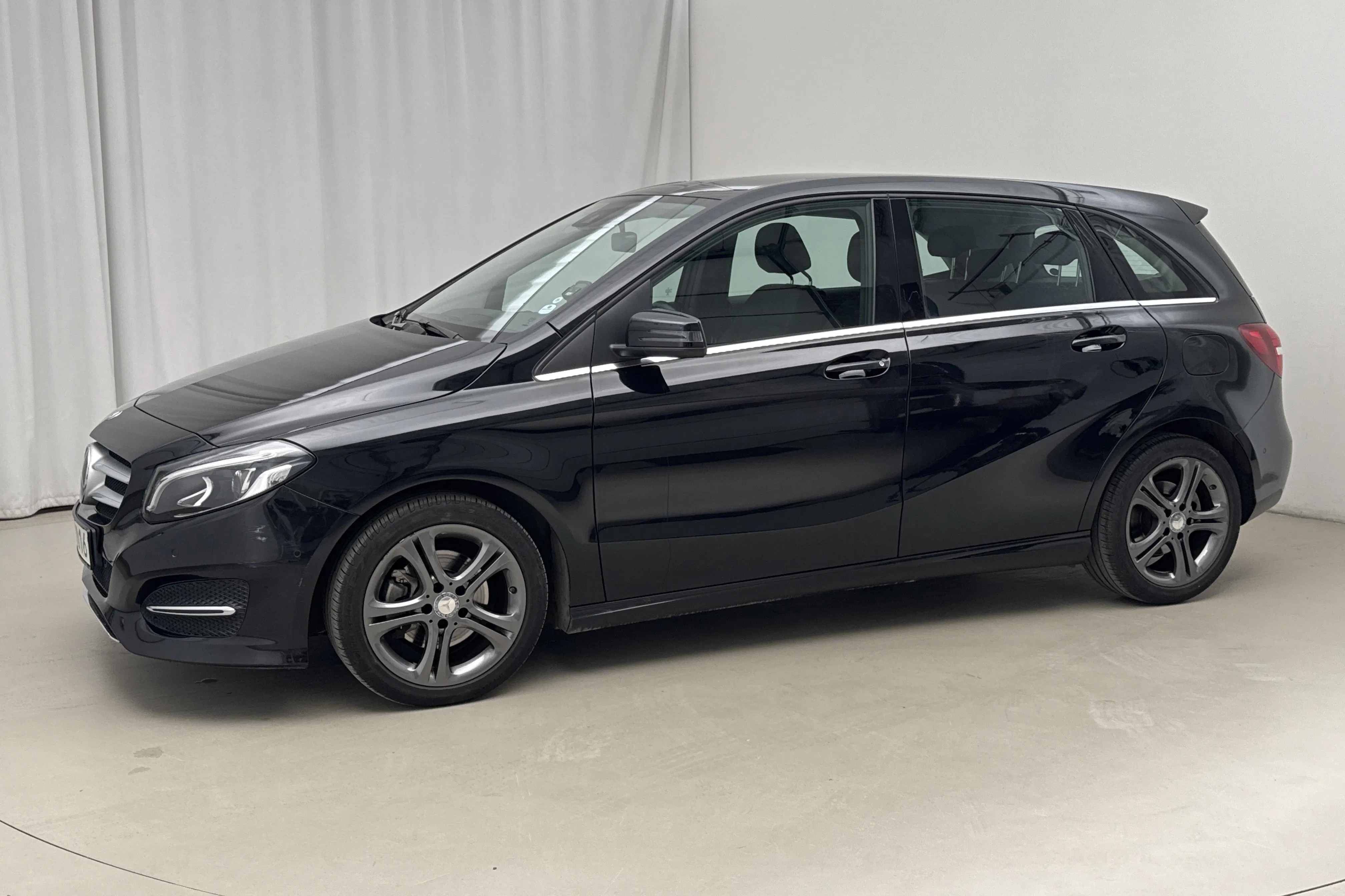 Presentationsfoto 2 av 19: Mercedes B 200 W246 (156hk) - 3 836 mil - Automat - svart - 2015