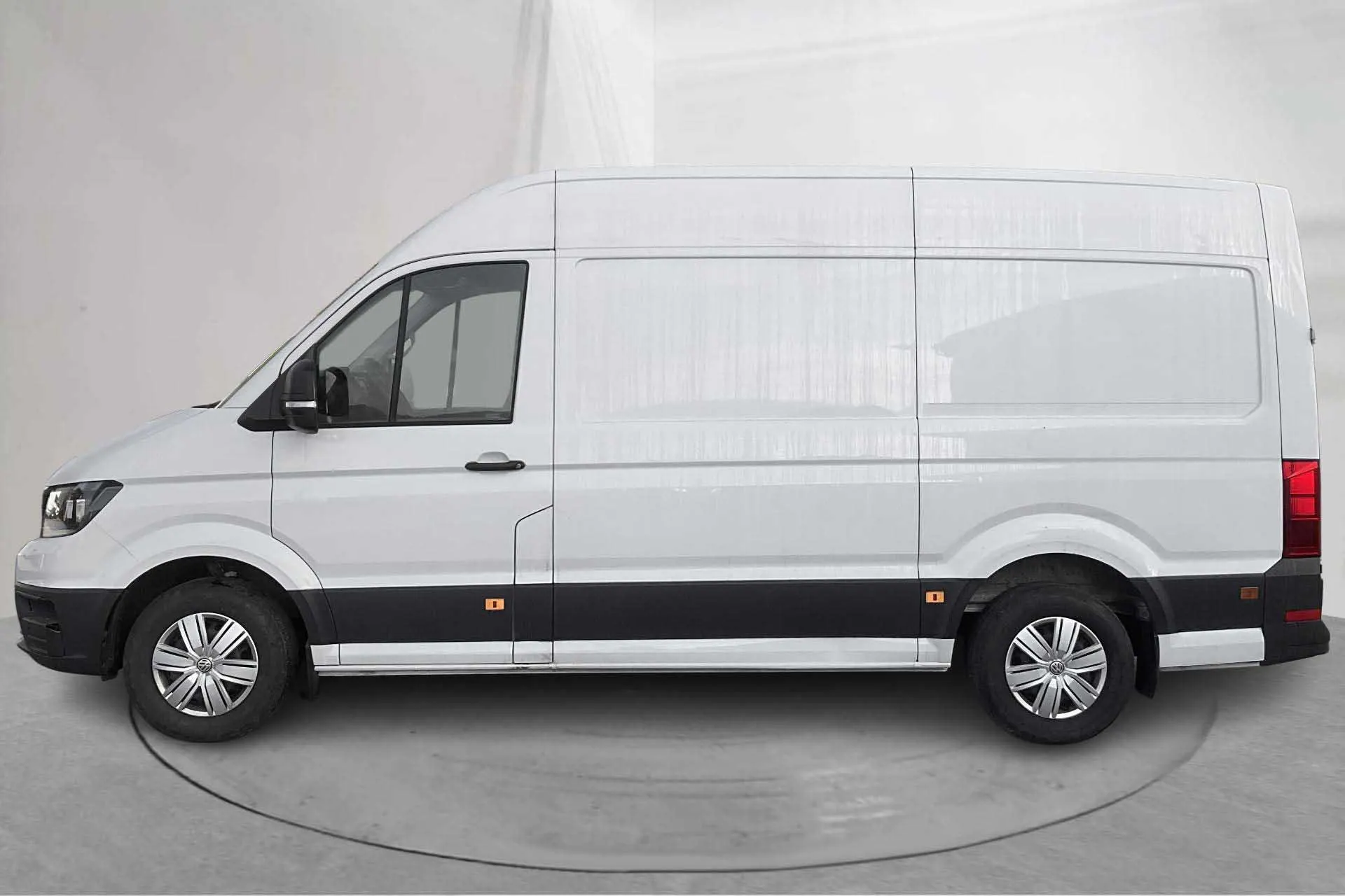 Presentationsfoto 2 av 14: VW Crafter 35 2.0 TDI Skåp (102hk) - 5 360 mil - Manuell - vit - 2024
