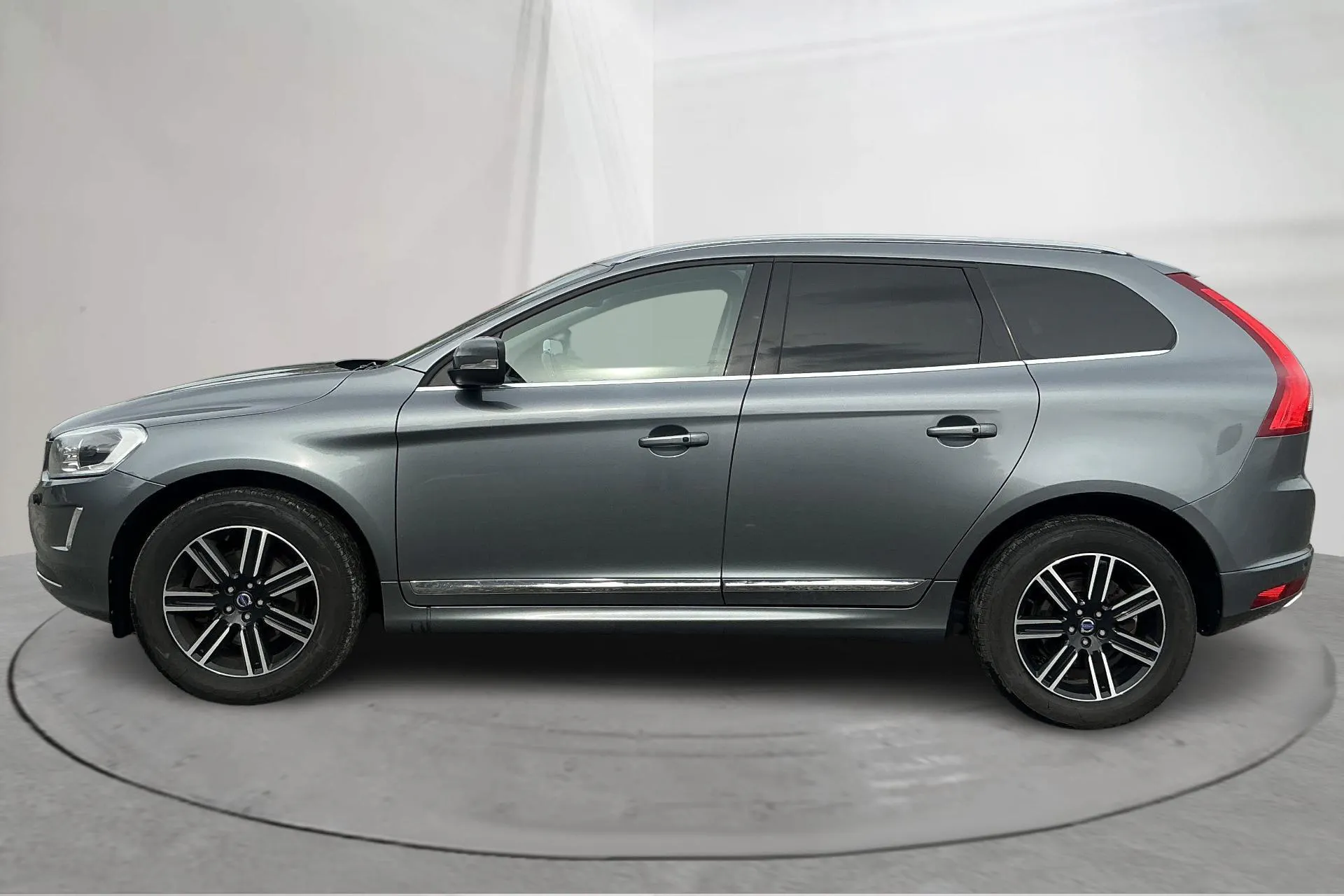 Presentationsfoto 2 av 15: Volvo XC60 D4 AWD (190hk) - 19 611 mil - Automat - grå - 2017