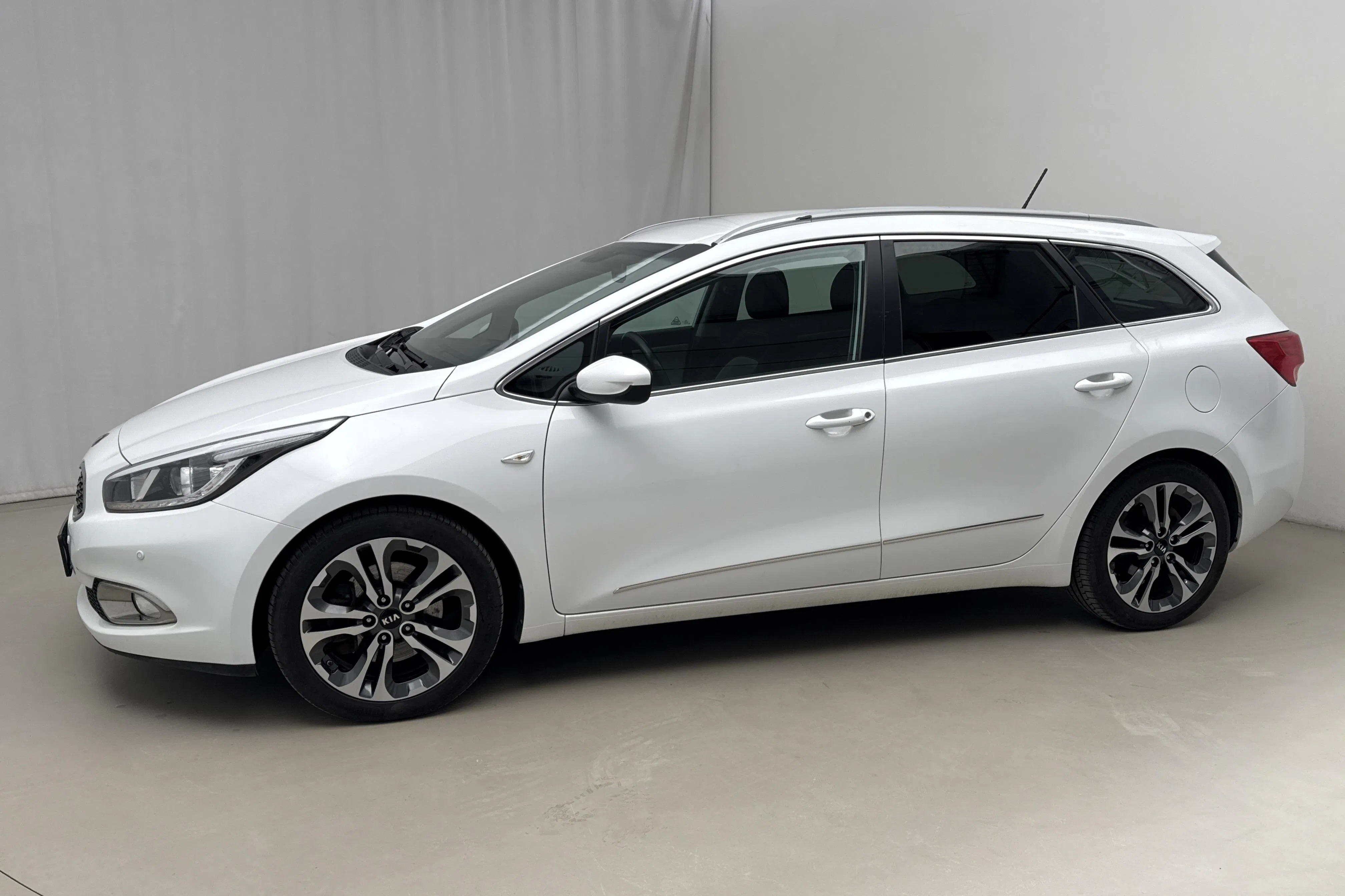 Presentationsfoto 2 av 19: KIA Cee'd 1.6 SW (135hk) - 8 931 mil - Manuell - vit - 2015