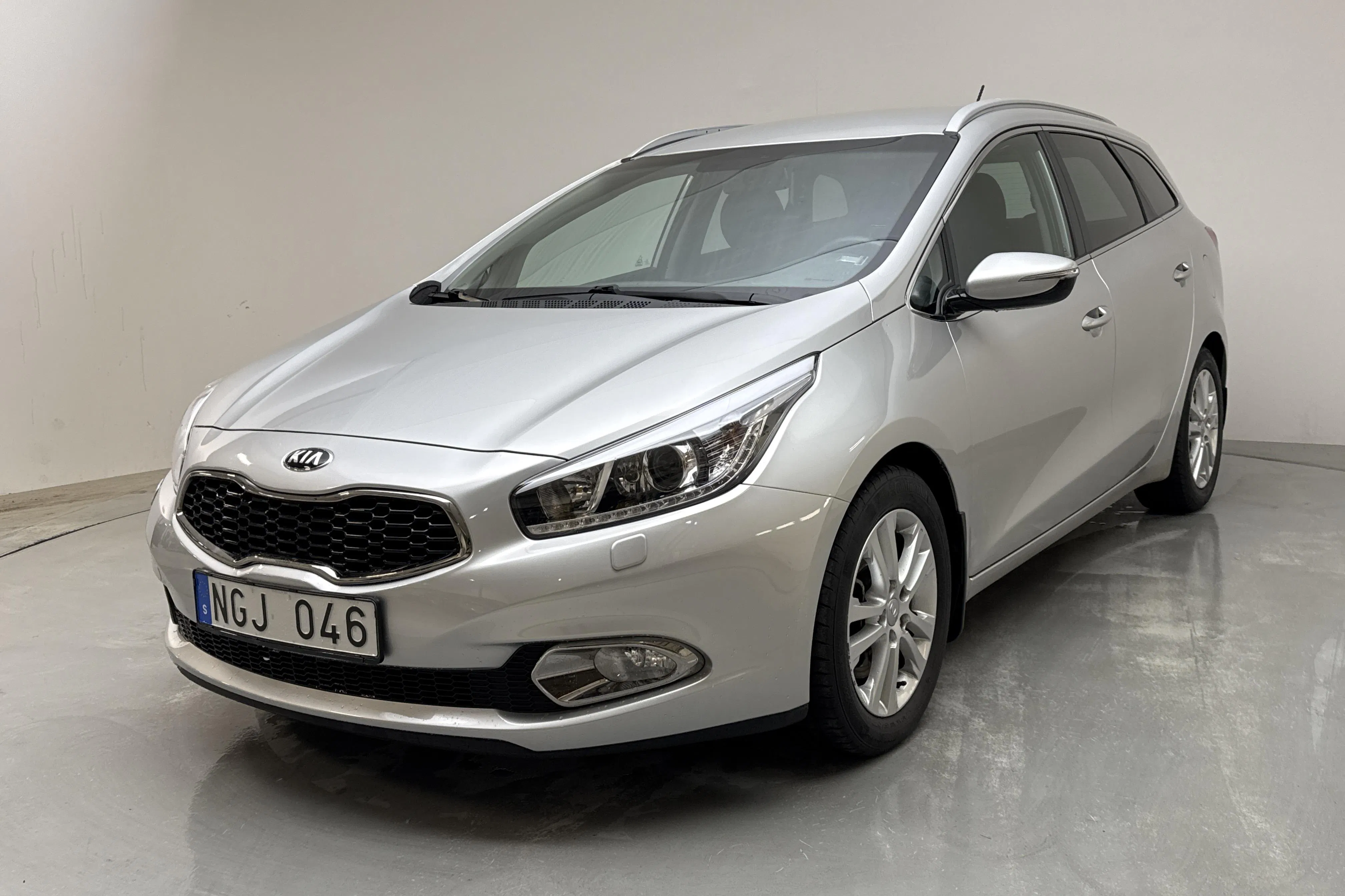 Presentation photo 1 of 12: KIA Cee'd 1.6 CRDi SW (128hk) - 43 250 km - Manual - gray - 2013