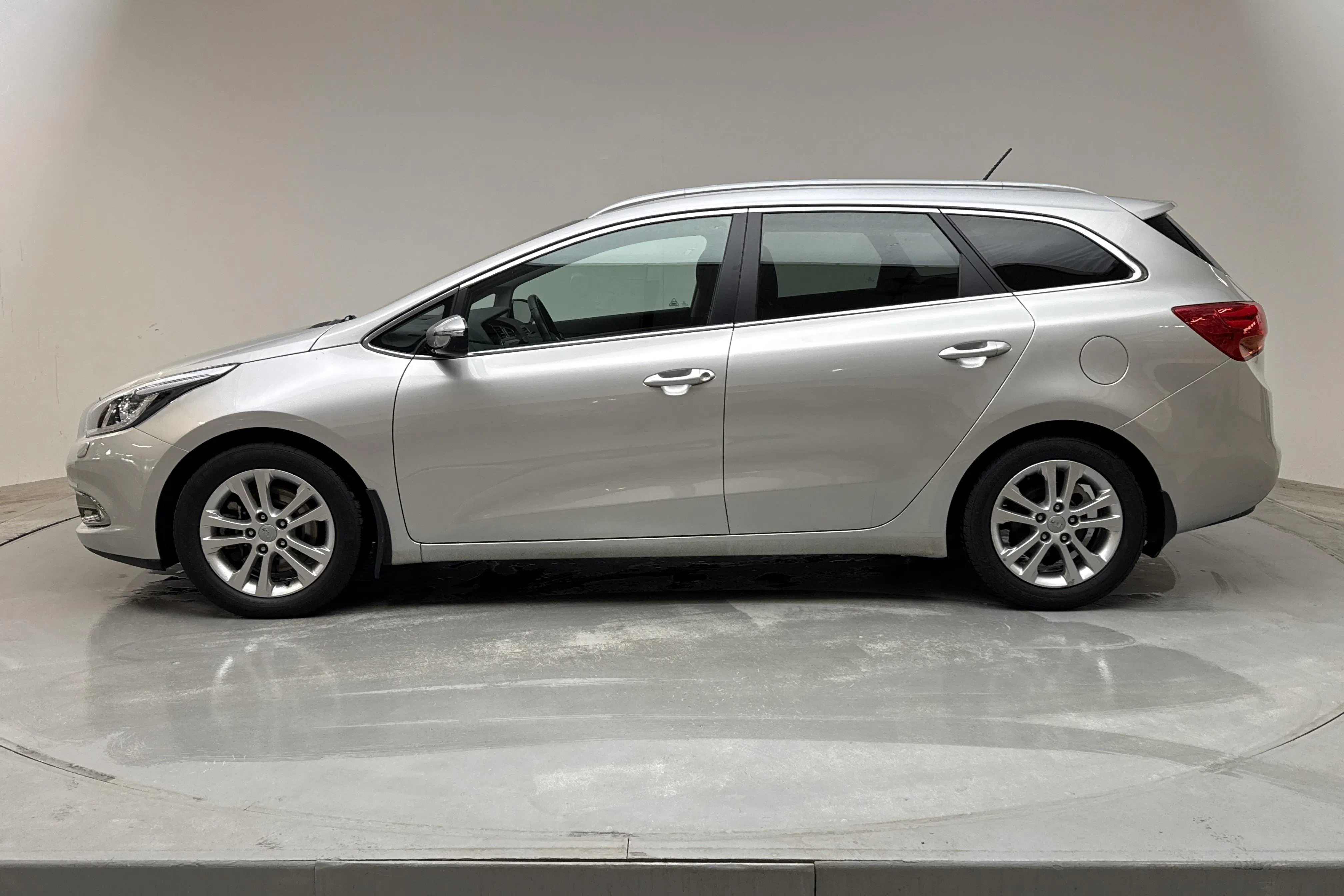 Presentation photo 2 of 12: KIA Cee'd 1.6 CRDi SW (128hk) - 43 250 km - Manual - gray - 2013