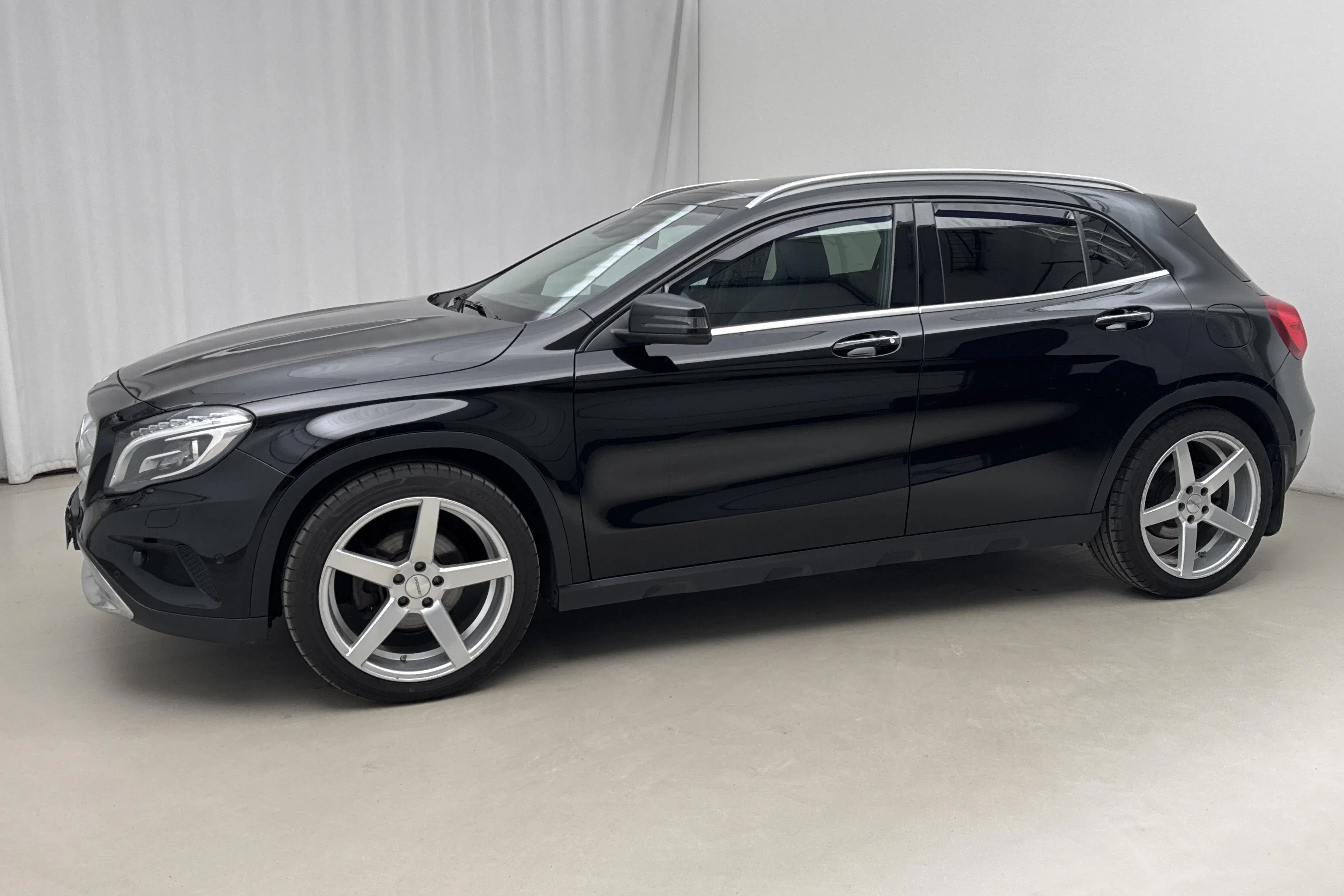 Presentationsfoto 2 av 17: Mercedes GLA 220 d 4MATIC X156 (170hk) - 14 725 mil - Automat - svart - 2017