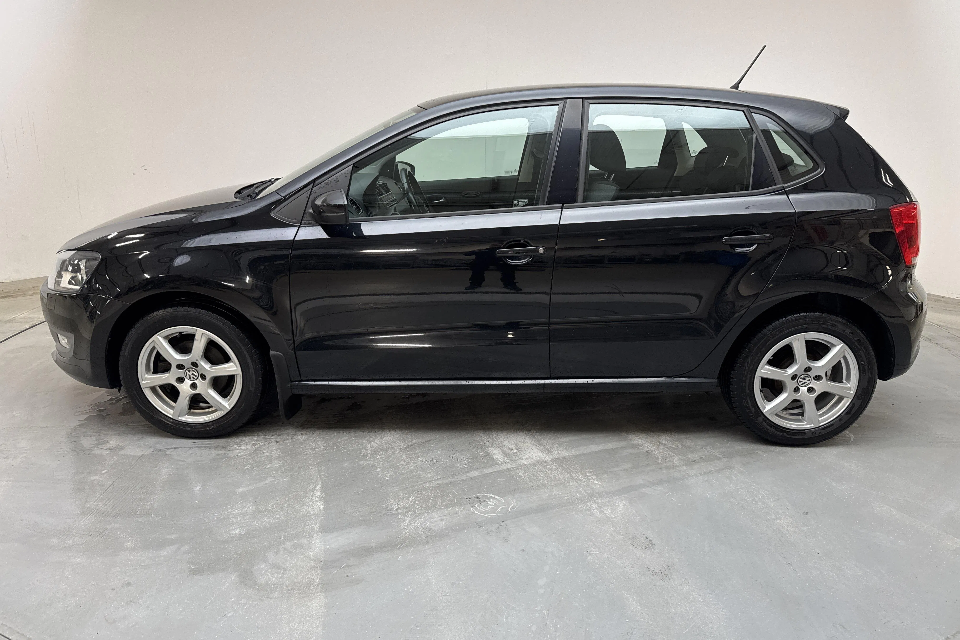 Presentationsfoto 2 av 12: VW Polo 1.4 5dr (85hk) - 10 598 mil - Manuell - svart - 2012