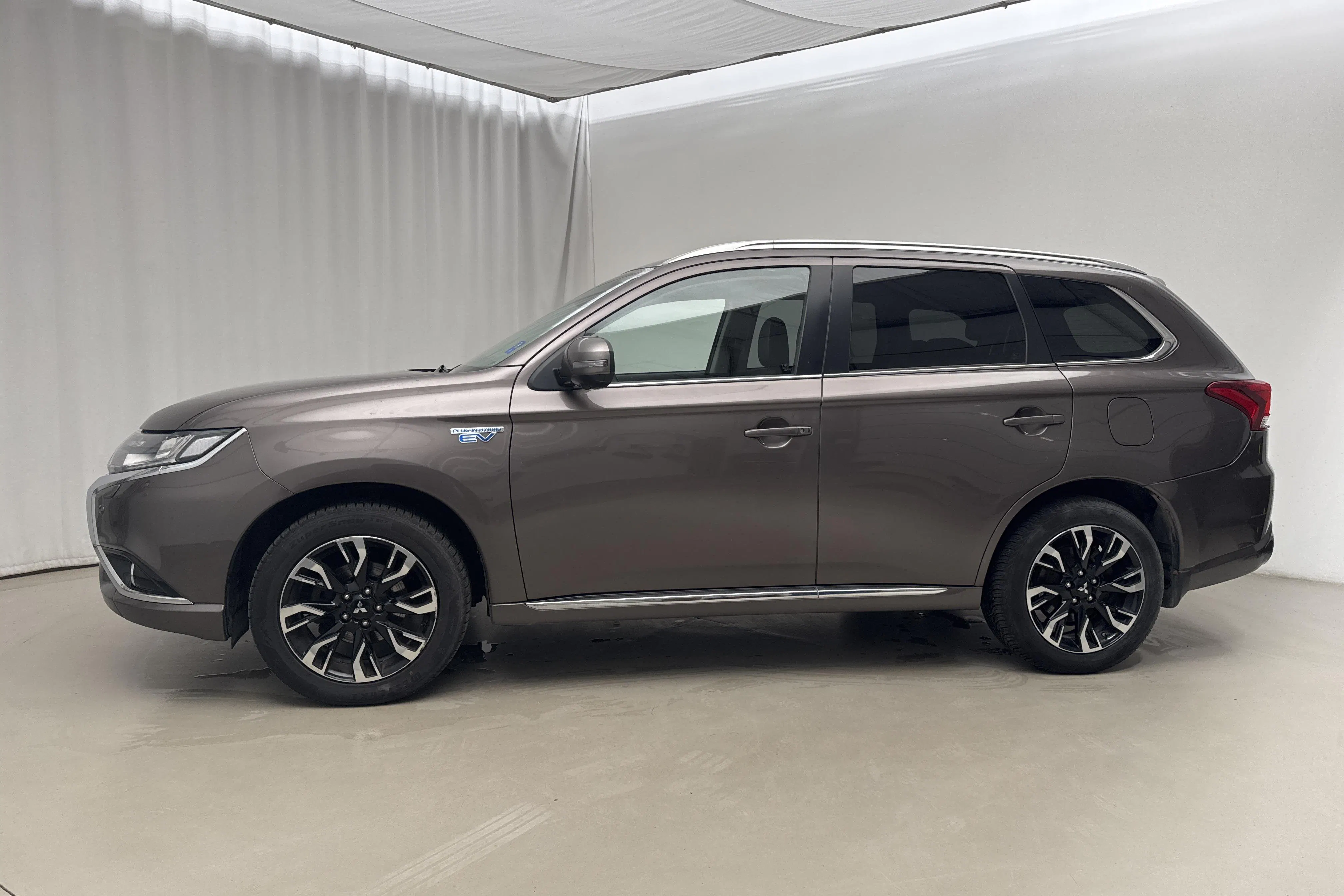 Presentation photo 2 of 19: Mitsubishi Outlander 2.0 Plug-in Hybrid 4WD (203hk) - 230 940 km - Automatic - brown - 2016