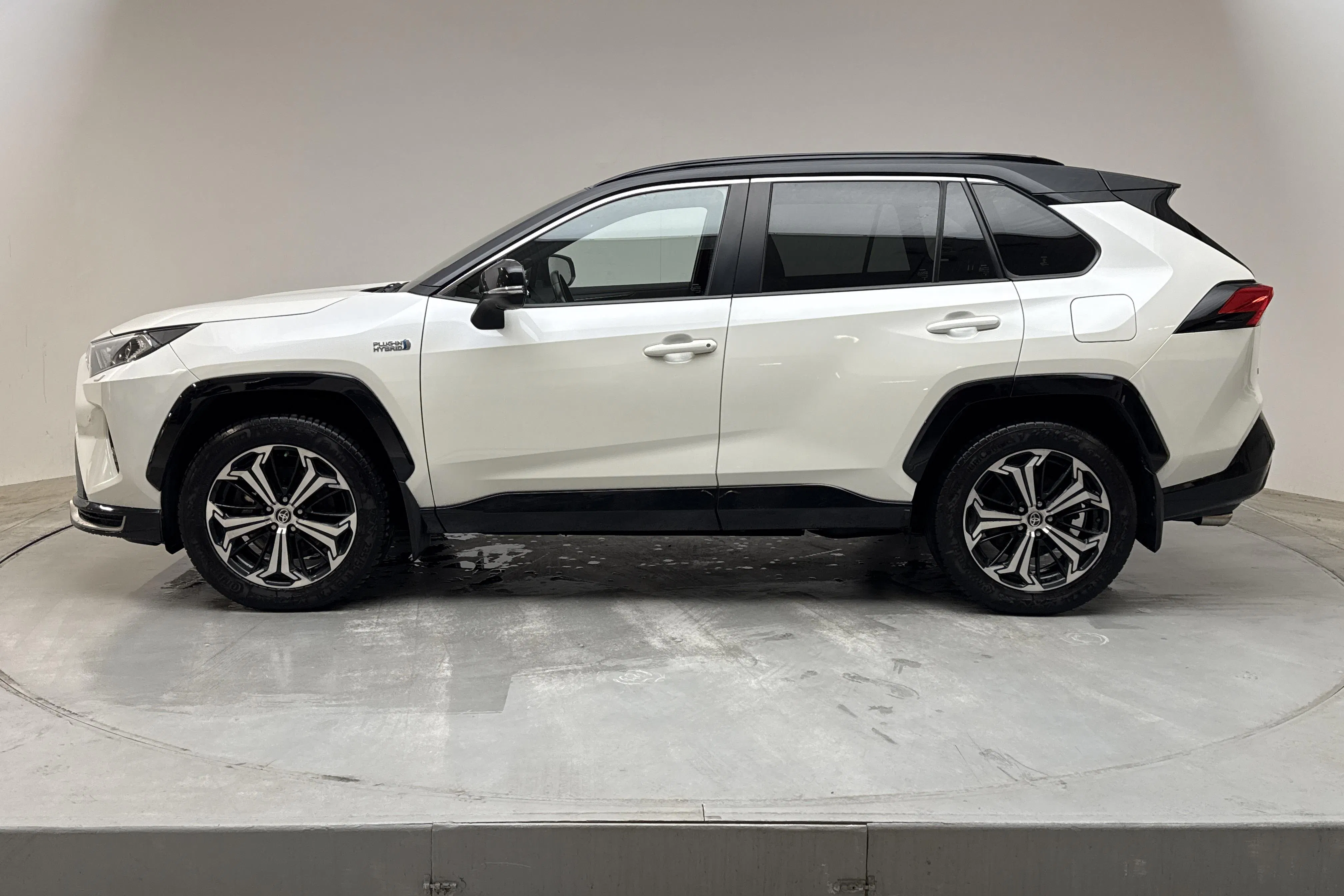 Presentationsfoto 2 av 18: Toyota RAV4 2.5 Plug-in Hybrid AWDi (306hk) - 15 523 mil - Automat - vit - 2021