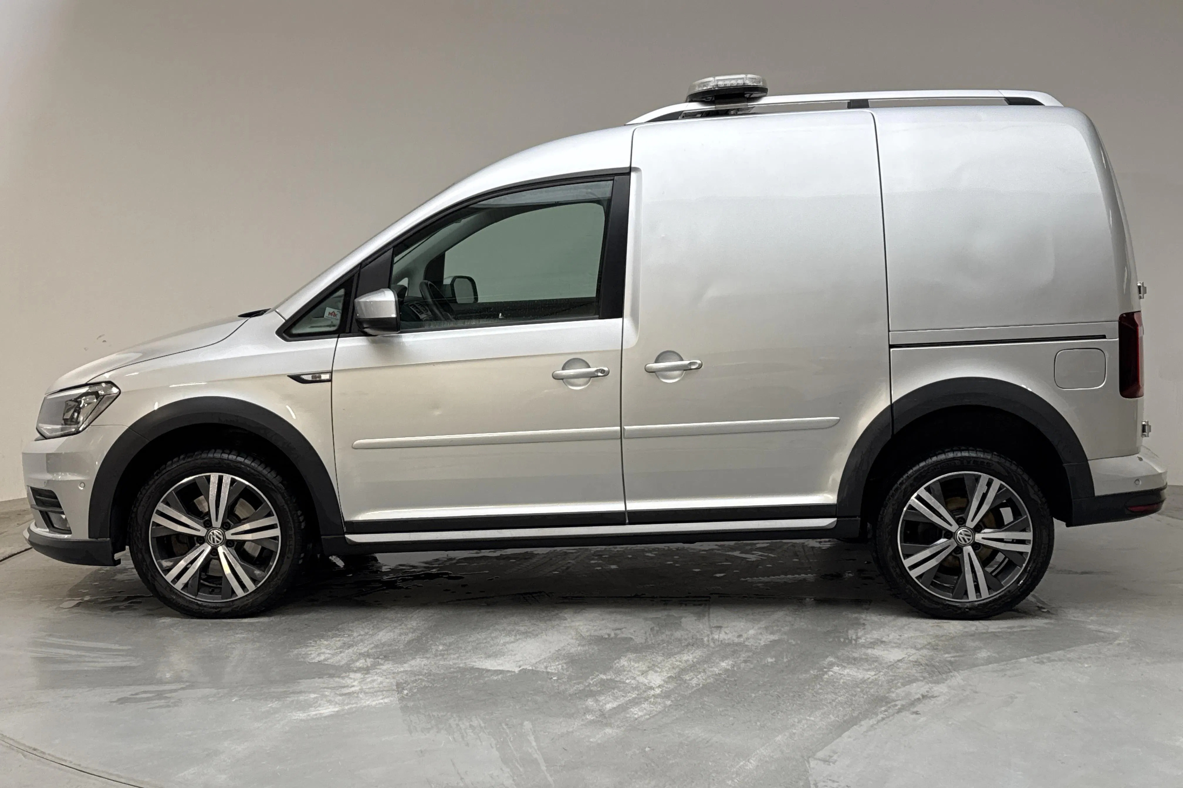 Presentationsfoto 2 av 12: VW Caddy Alltrack 2.0 TDI Skåp 4MOTION (150hk) - 19 554 mil - Automat - silver - 2017
