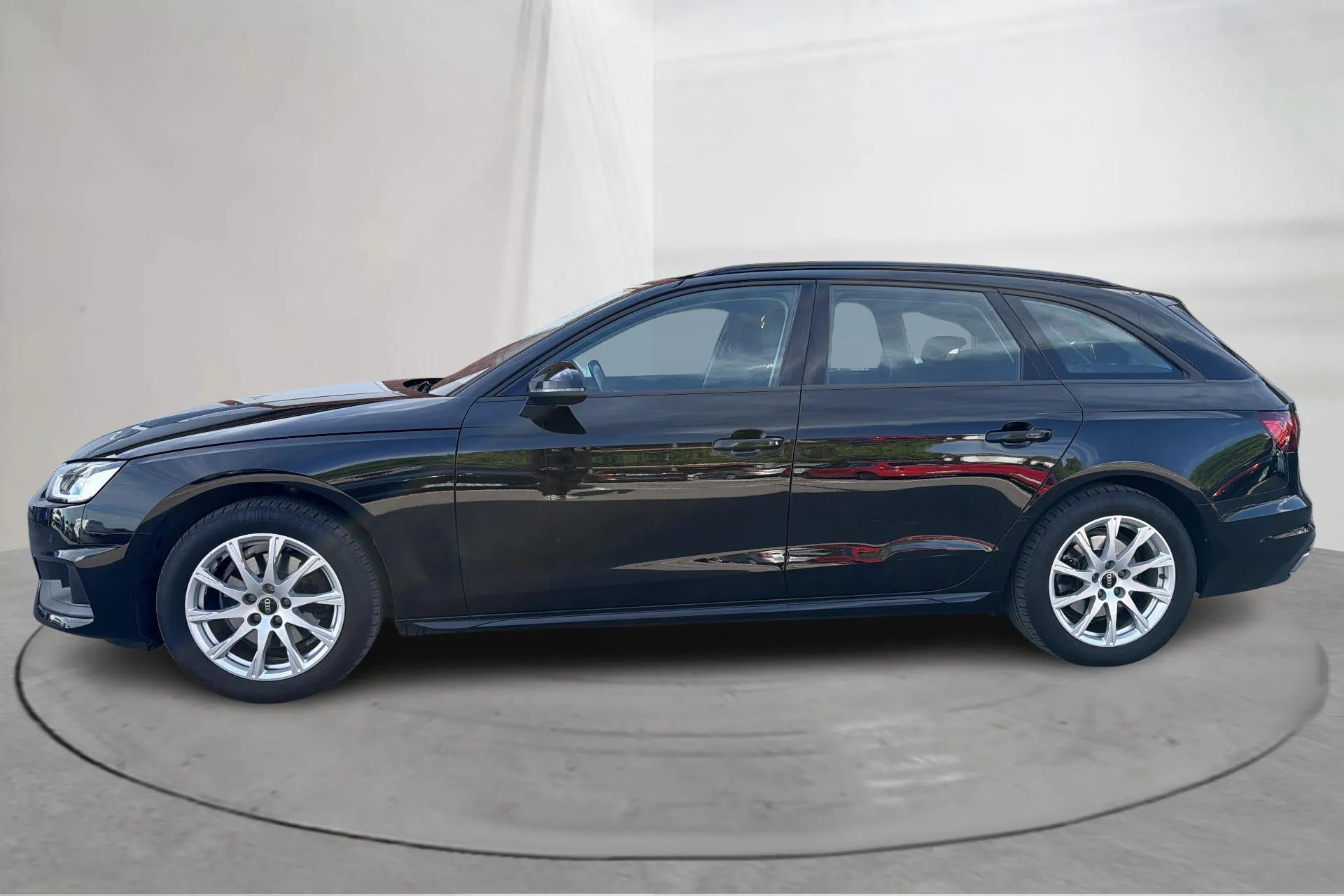Presentationsfoto 2 av 15: Audi A4 2.0 TFSI g-tron Avant (170hk) - 6 986 mil - Automat - svart - 2021