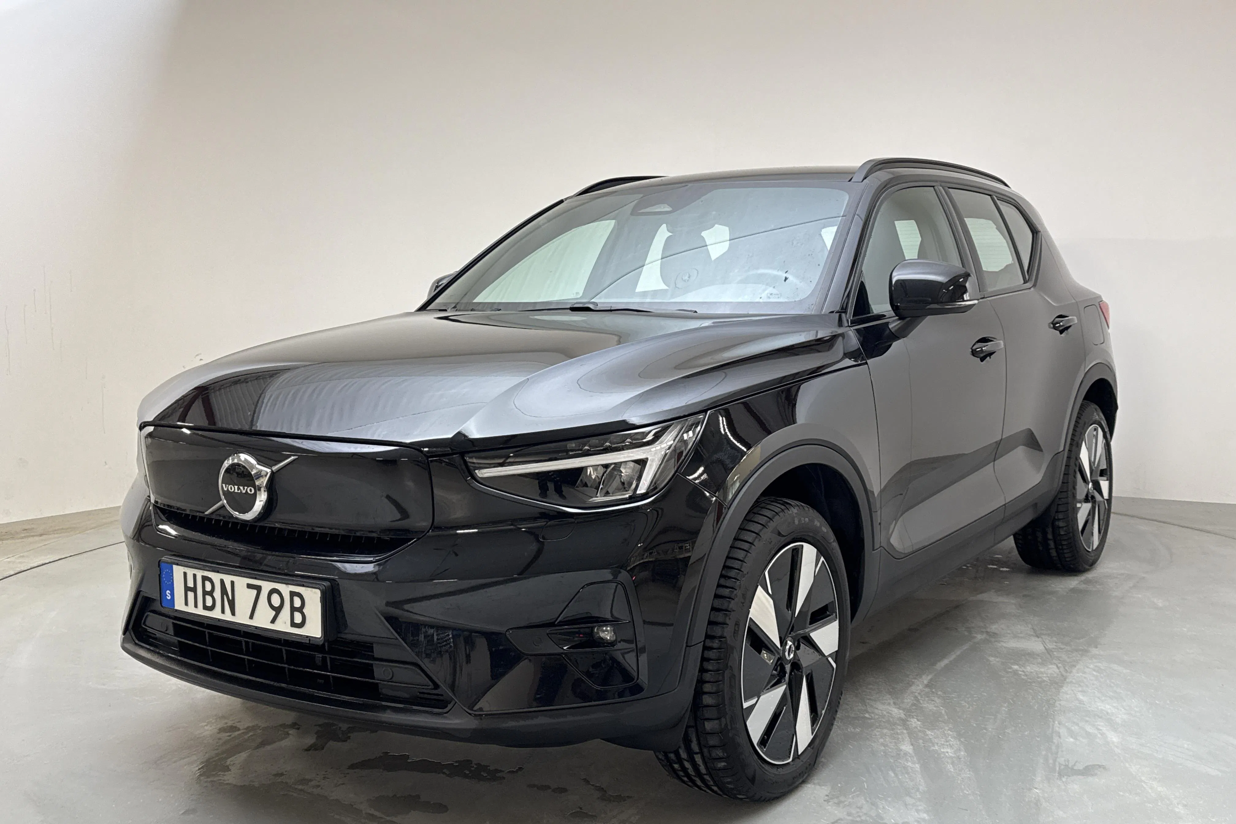 Presentationsfoto 1 av 17: Volvo EX40 Single Motor Extended Range (252hk) - 2 806 mil - Automat - svart - 2025