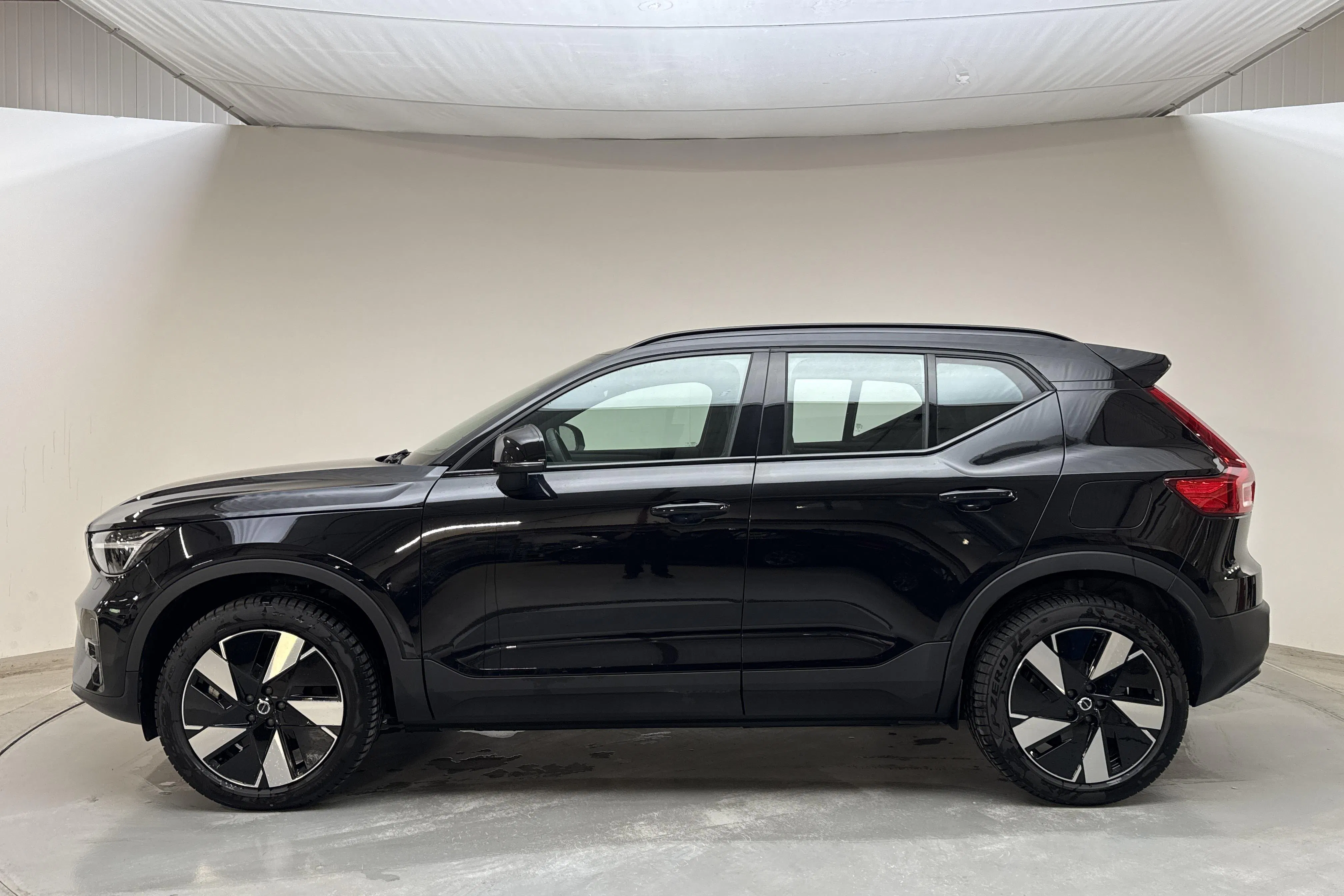 Presentationsfoto 2 av 17: Volvo EX40 Single Motor Extended Range (252hk) - 2 806 mil - Automat - svart - 2025