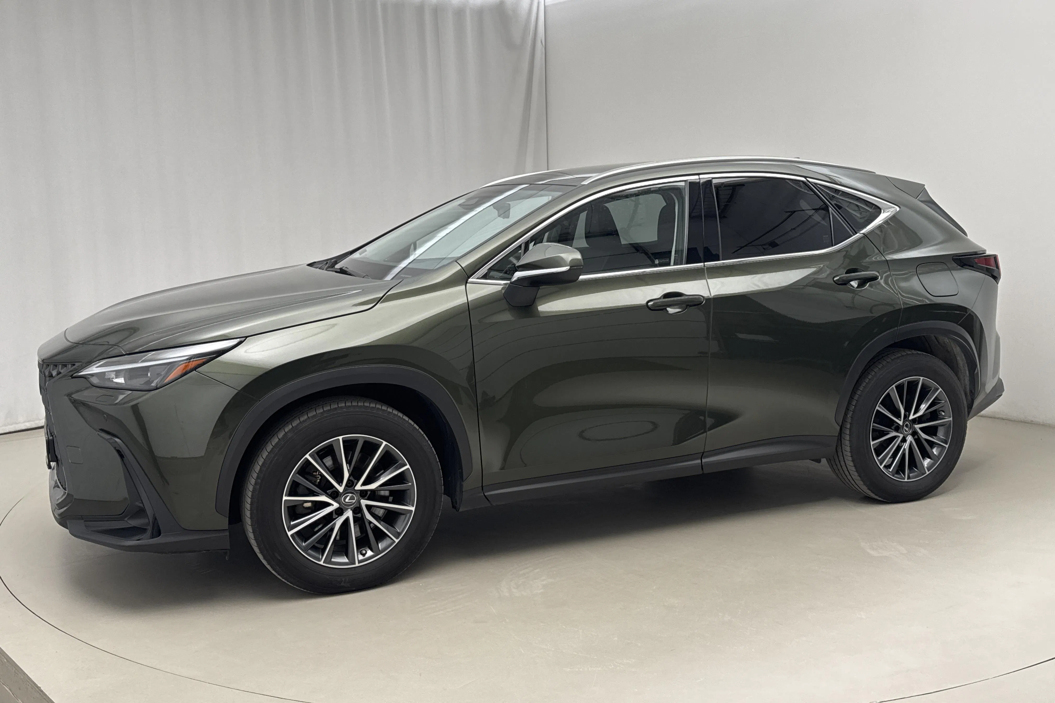 Presentationsfoto 2 av 18: Lexus NX 450h+ AWD (309hk) - 4 999 mil - Automat - grön - 2023