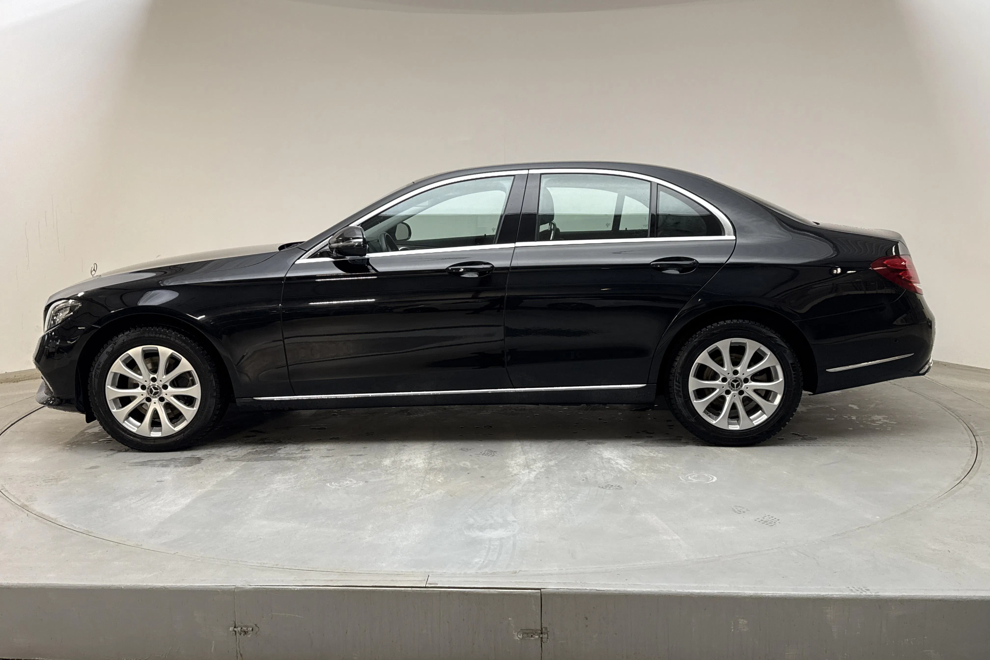 Presentationsfoto 2 av 13: Mercedes E 220 d 4MATIC Sedan W213 (194hk) - 17 157 mil - Automat - svart - 2018