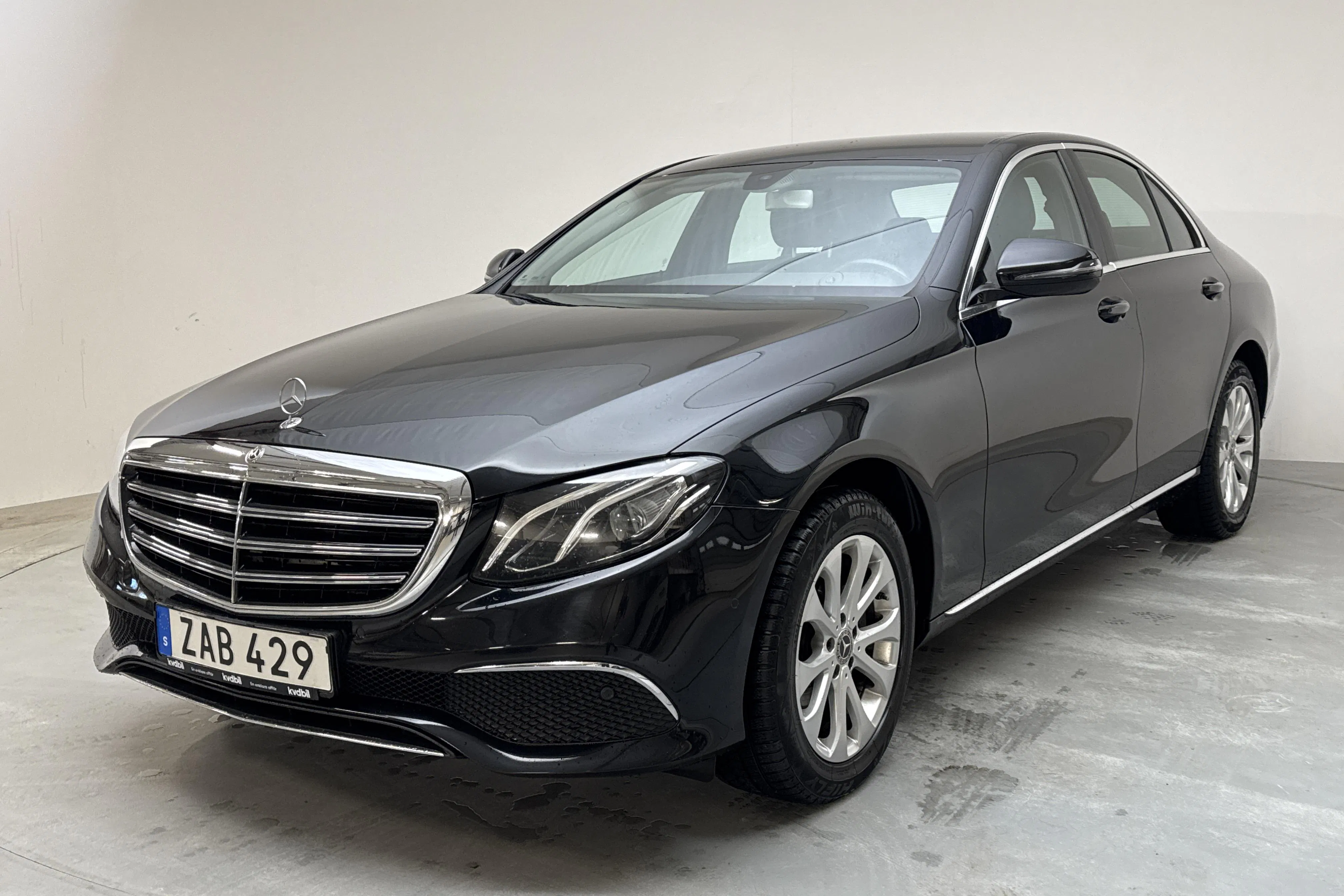 Presentationsfoto 1 av 13: Mercedes E 220 d 4MATIC Sedan W213 (194hk) - 17 157 mil - Automat - svart - 2018