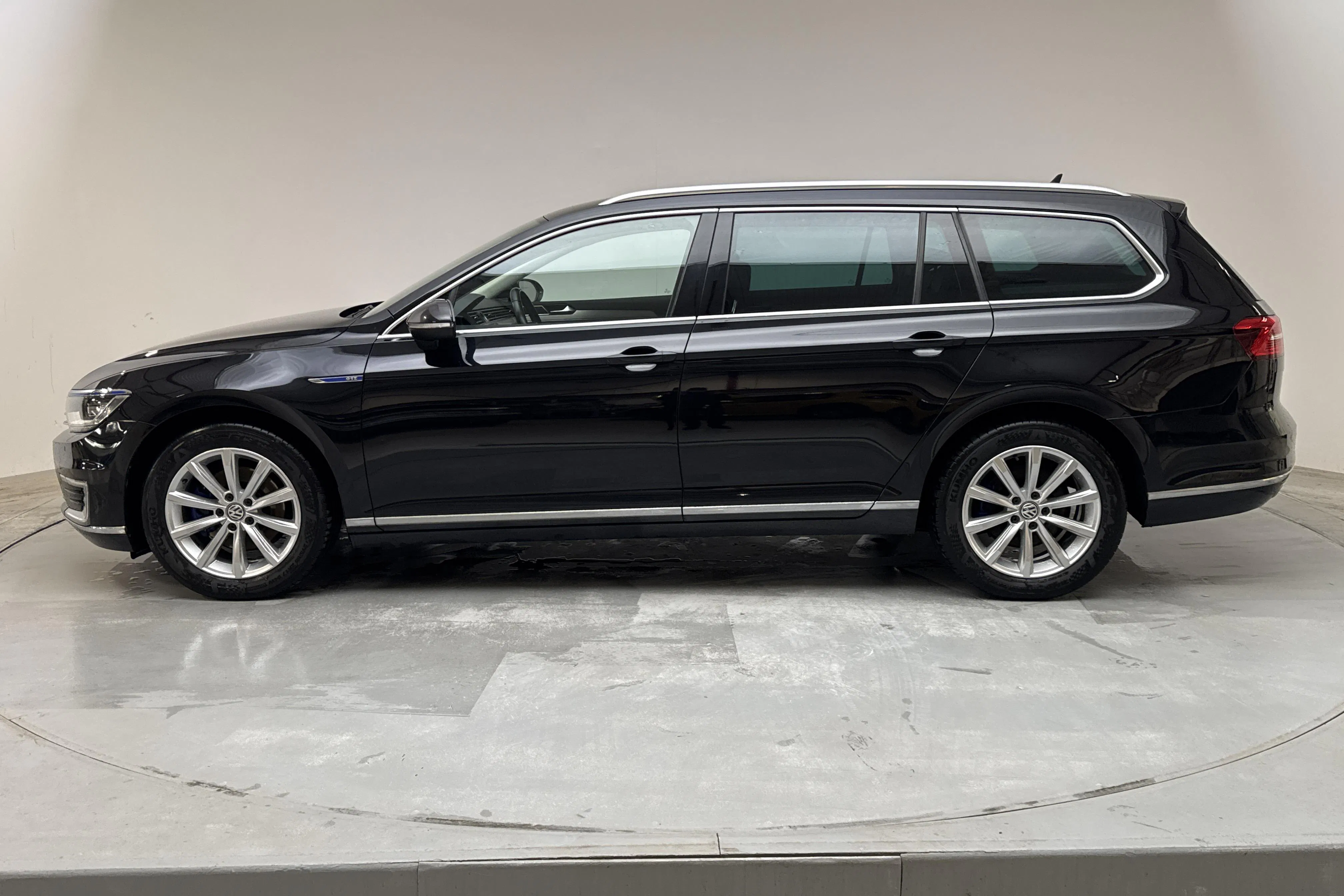 Presentationsfoto 2 av 17: VW Passat 1.4 Plug-in-Hybrid Sportscombi (218hk) - 13 380 mil - Automat - svart - 2019