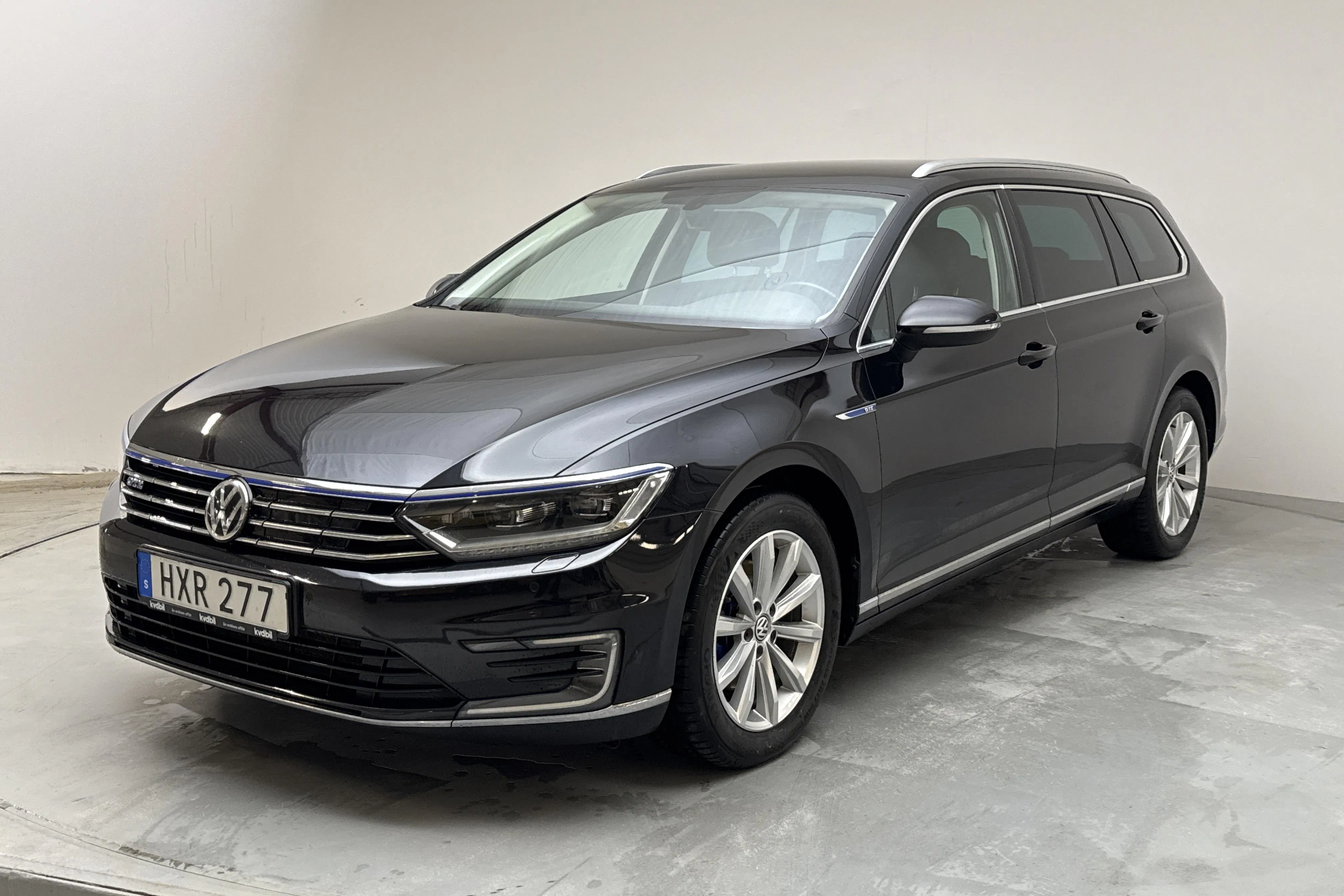 Presentationsfoto 1 av 17: VW Passat 1.4 Plug-in-Hybrid Sportscombi (218hk) - 13 380 mil - Automat - svart - 2019
