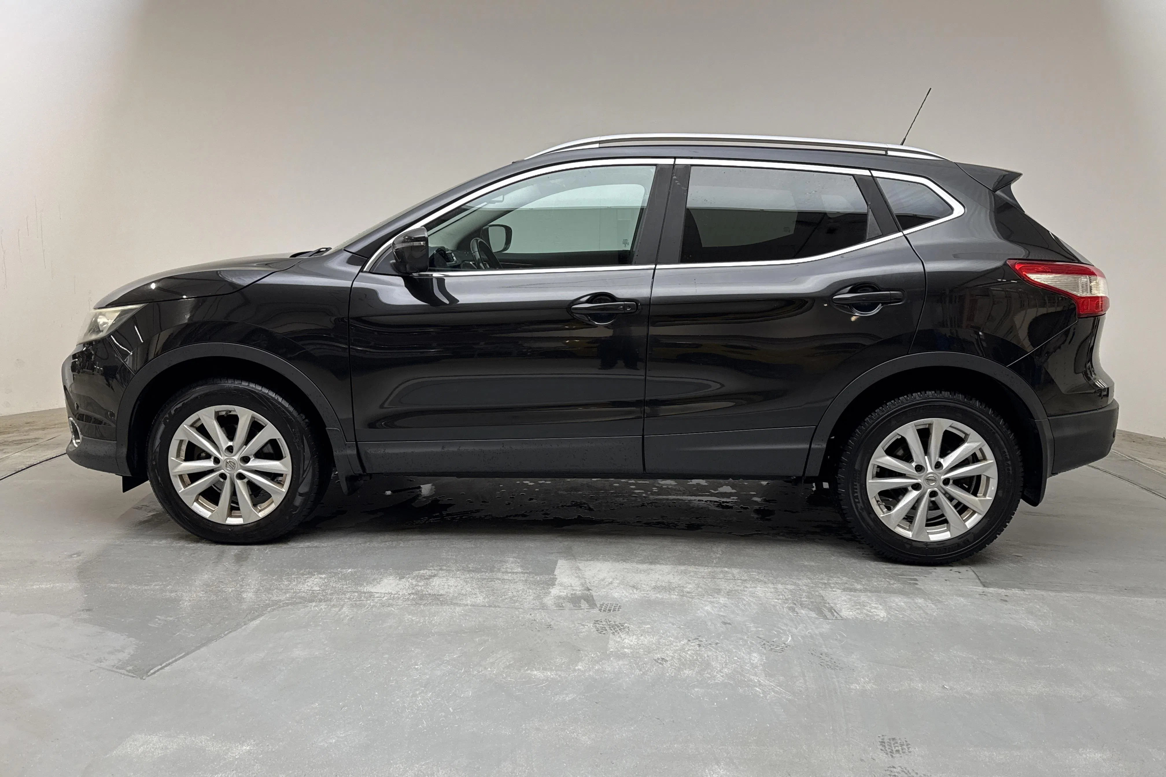 Presentationsfoto 2 av 14: Nissan Qashqai 1.6 dCi (130hk) - 15 836 mil - Manuell - svart - 2015