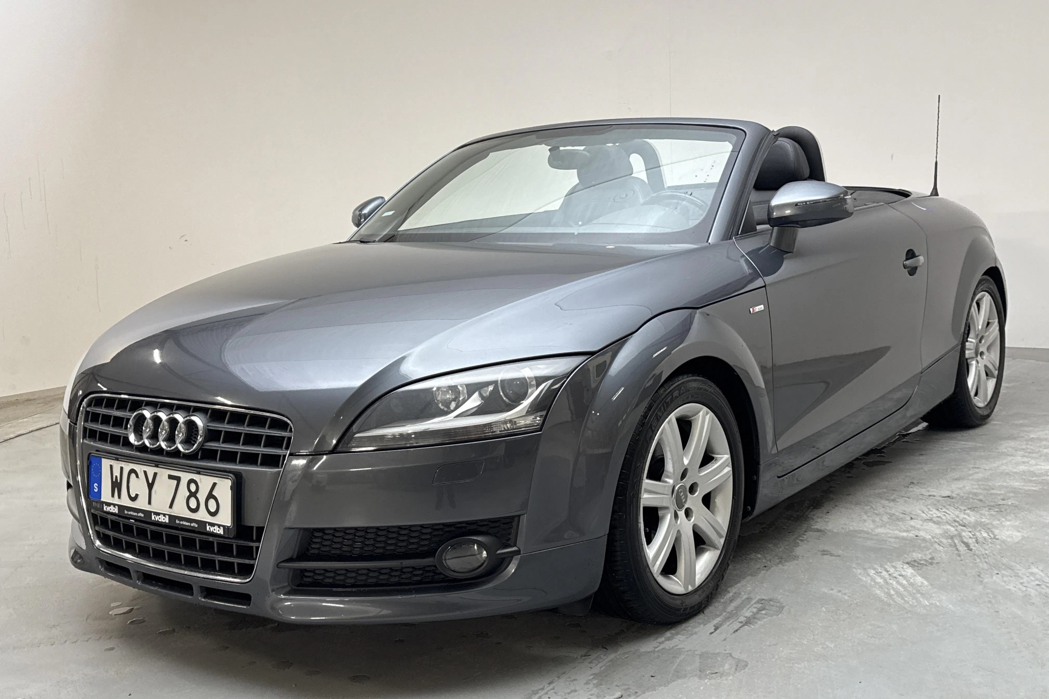Presentationsfoto 1 av 15: Audi TT 2.0 TFSI Roadster (200hk) - 16 445 mil - Automat - grå - 2008