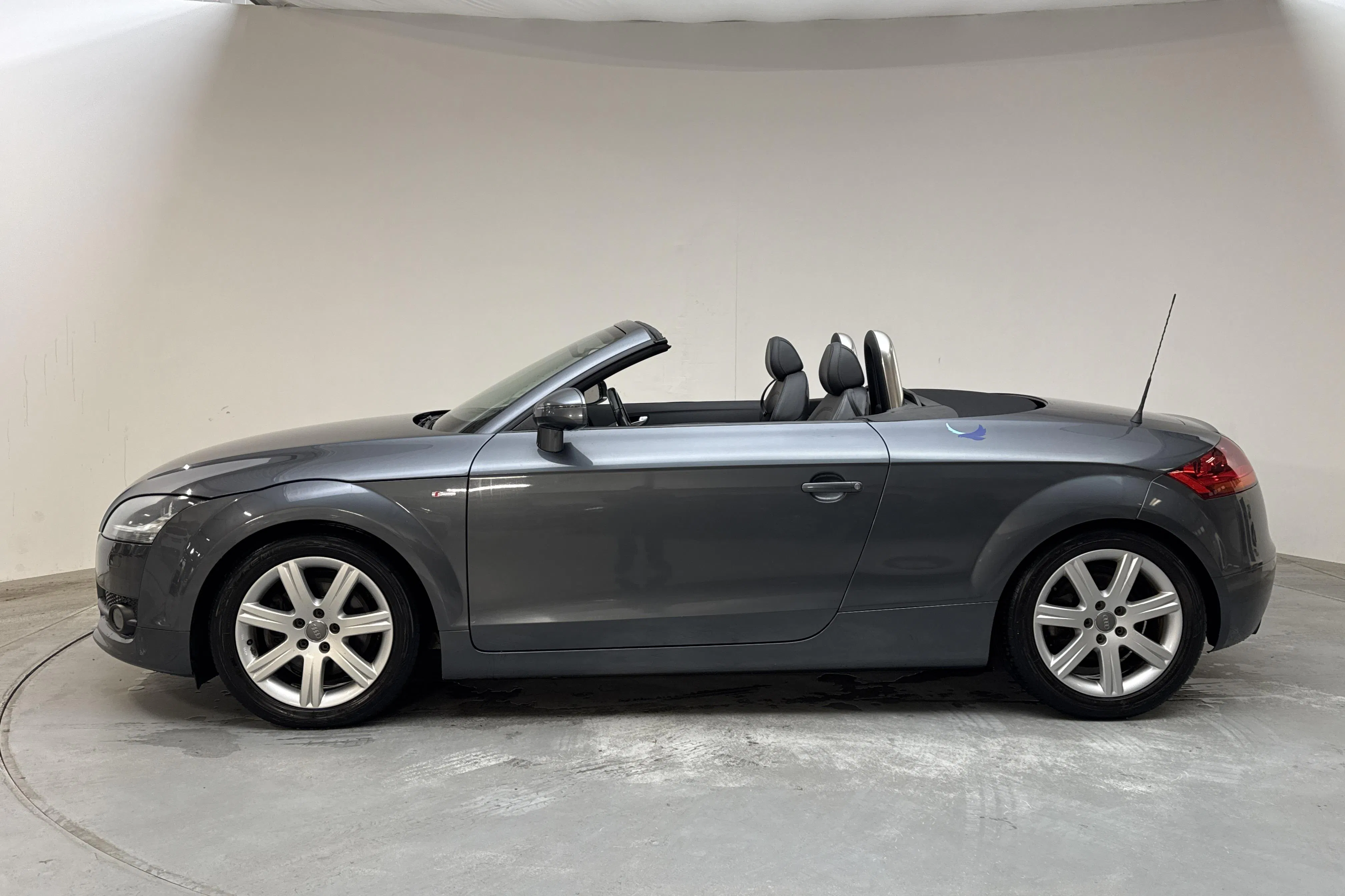 Presentationsfoto 2 av 15: Audi TT 2.0 TFSI Roadster (200hk) - 16 445 mil - Automat - grå - 2008