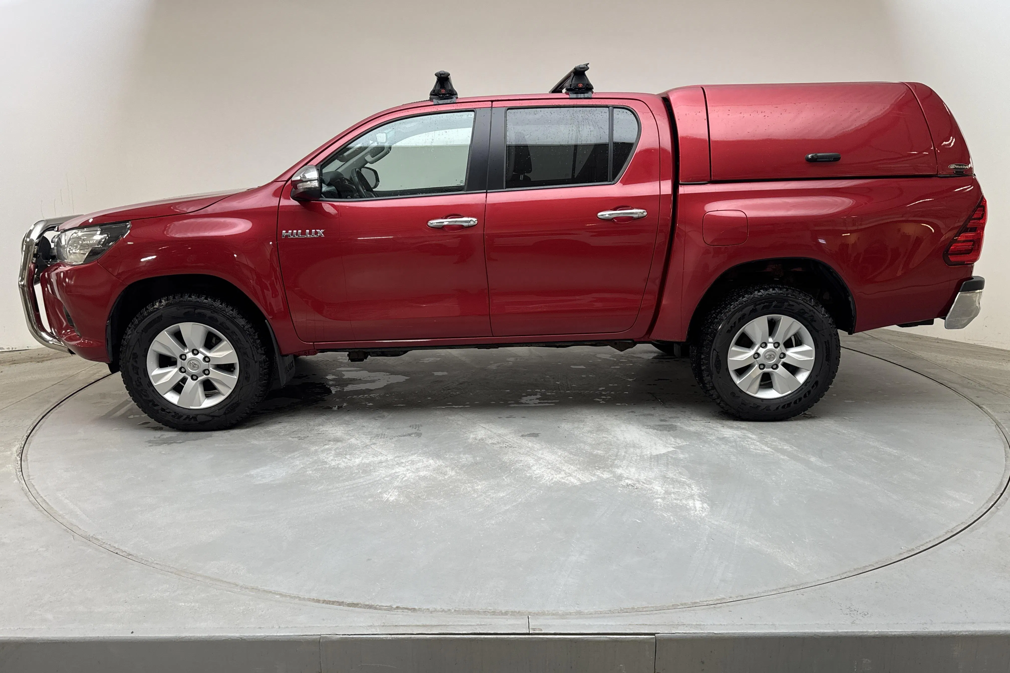 Presentationsfoto 2 av 13: Toyota Hilux 2.4 D 4WD (150hk) - 13 751 mil - Automat - röd - 2016