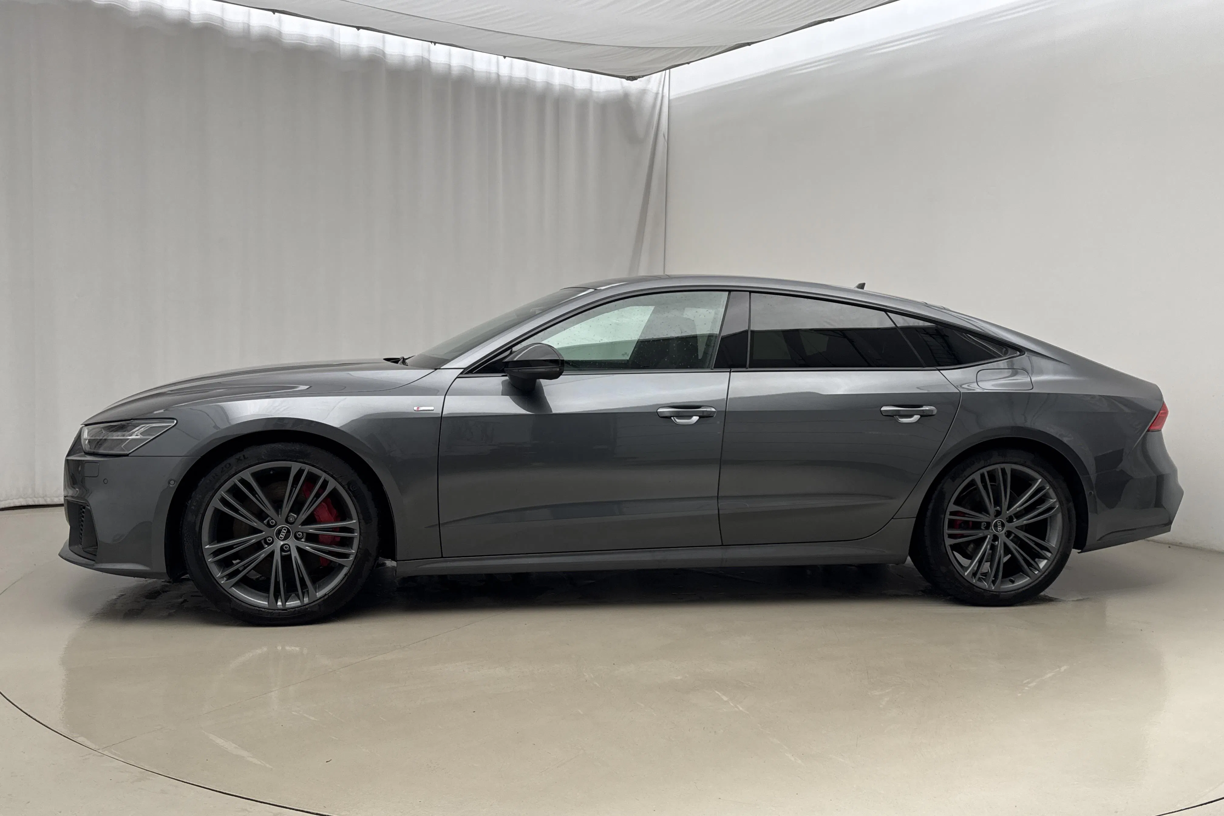 Presentationsfoto 2 av 25: Audi A7 Sportback 55 TFSI e quattro (367hk) - 7 026 mil - Automat - grå - 2023