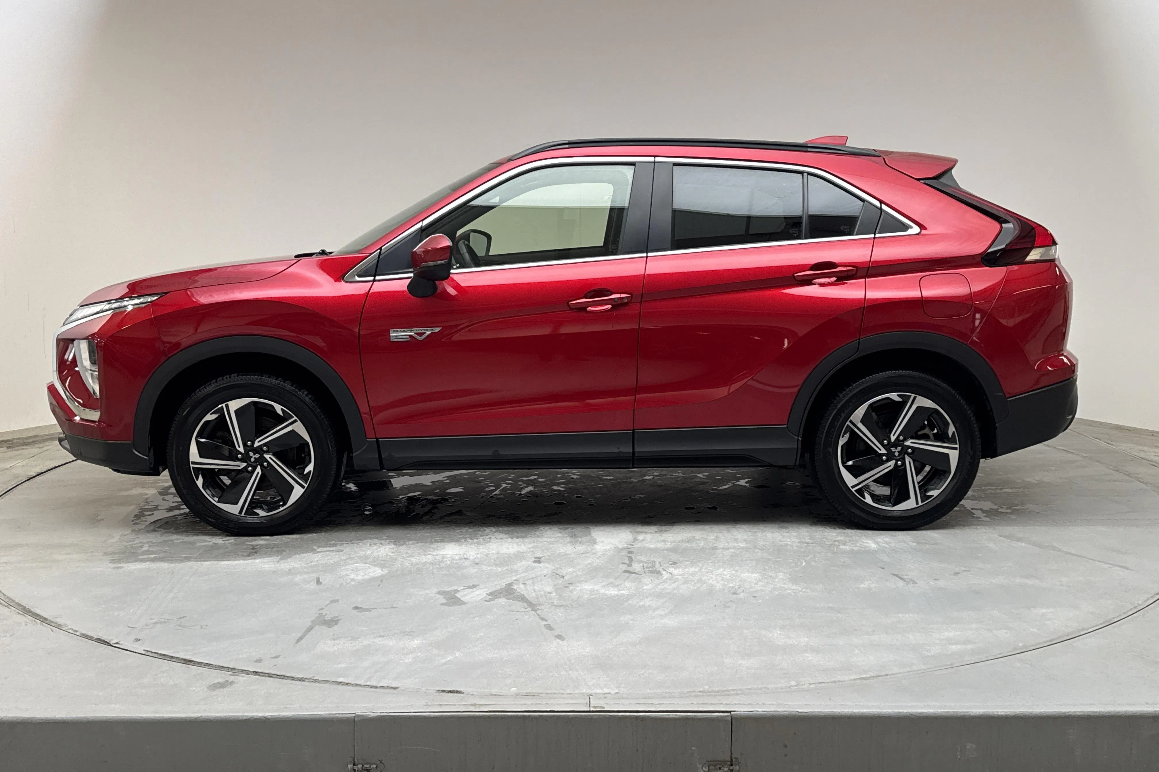 Presentationsfoto 2 av 14: Mitsubishi Eclipse Cross 2.4 PHEV 4WD (185hk) - 6 545 mil - Automat - röd - 2021