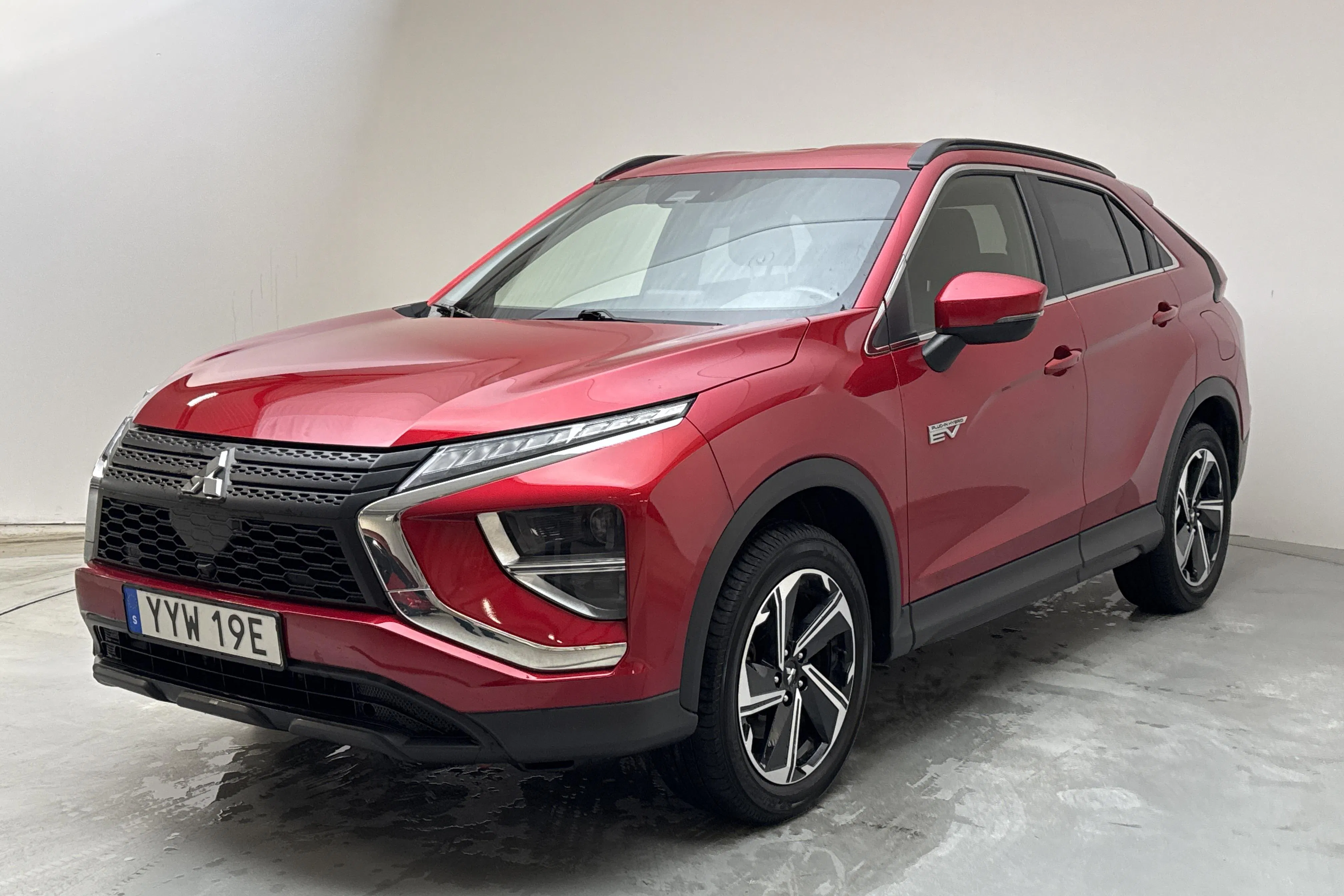 Presentationsfoto 1 av 14: Mitsubishi Eclipse Cross 2.4 PHEV 4WD (185hk) - 6 545 mil - Automat - röd - 2021