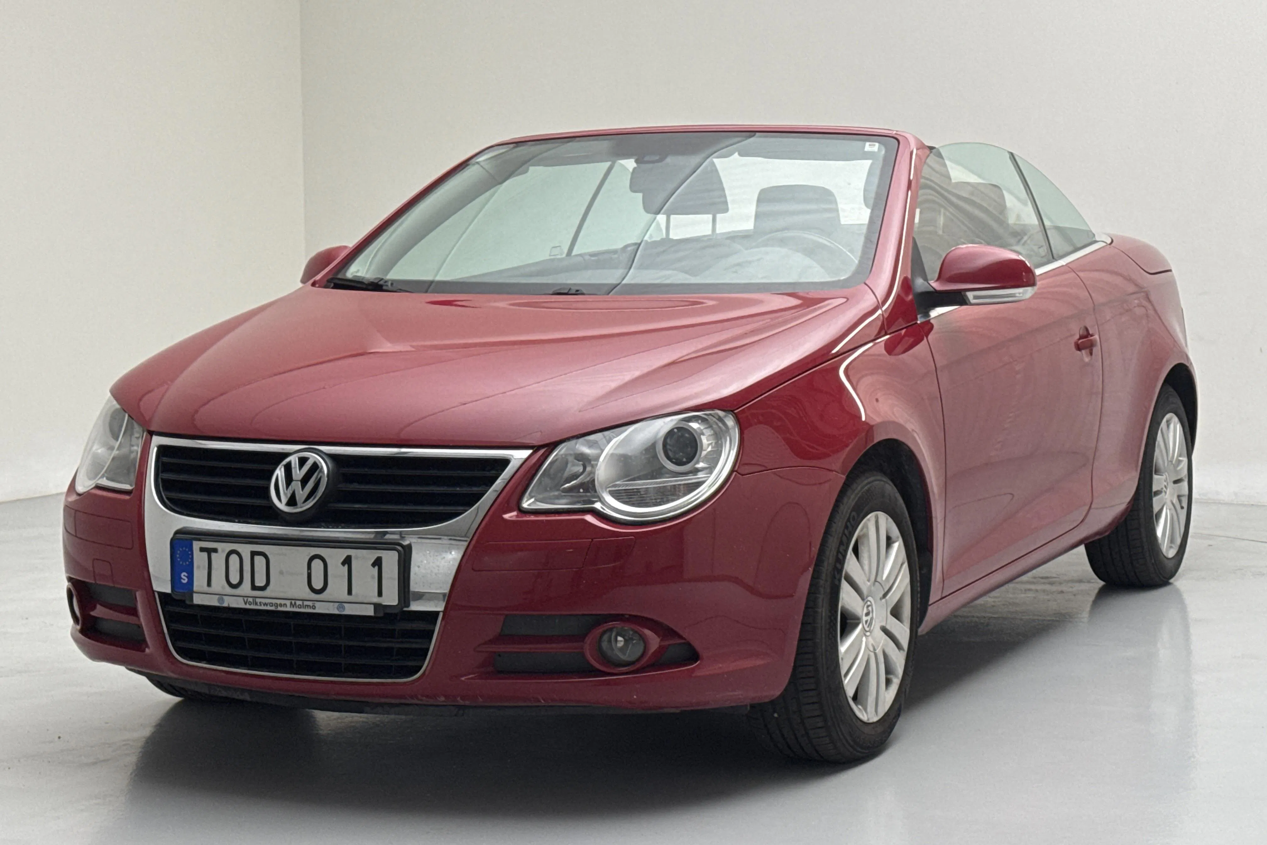 Presentationsfoto 1 av 16: VW Eos 2.0 FSI Cabriolet (150hk) - 13 554 mil - Manuell - röd - 2007
