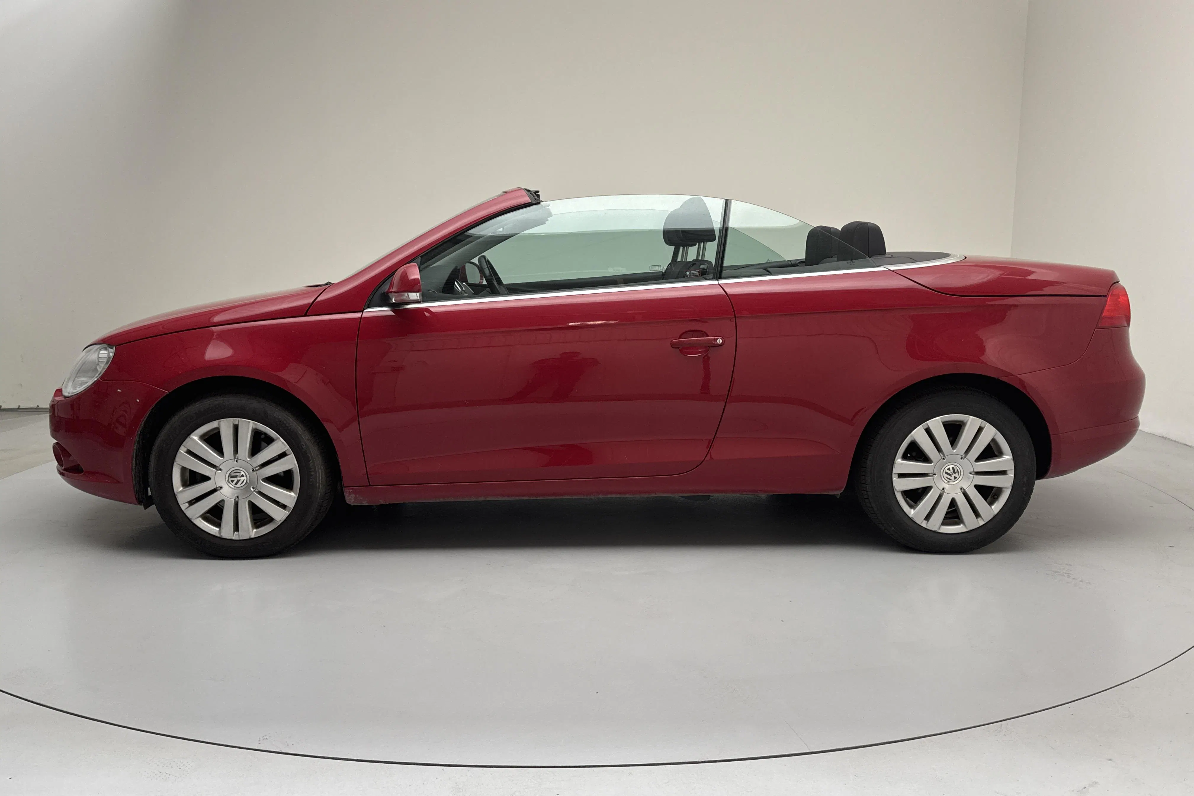 Presentationsfoto 2 av 16: VW Eos 2.0 FSI Cabriolet (150hk) - 13 554 mil - Manuell - röd - 2007