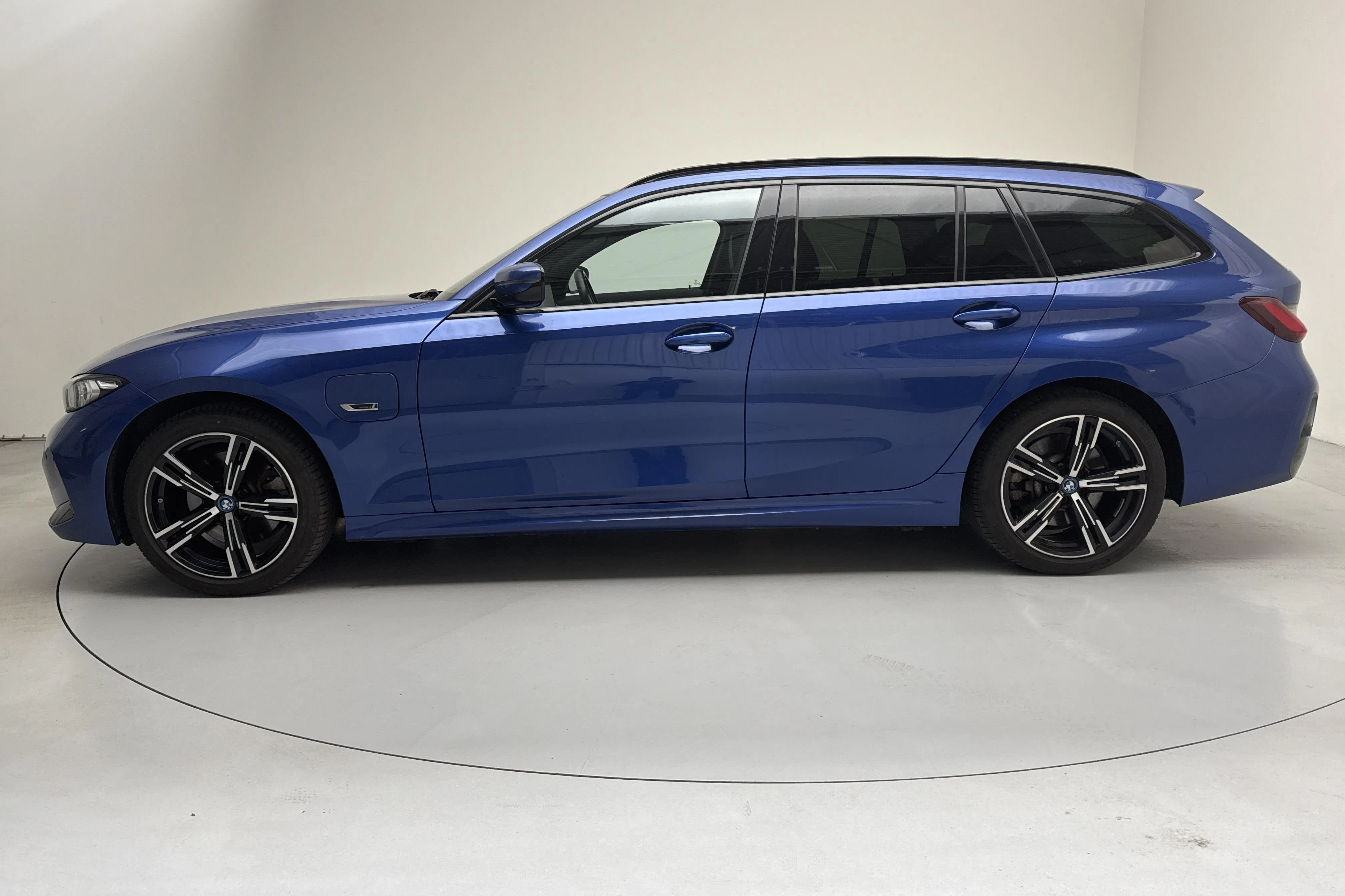 Presentationsfoto 2 av 17: BMW 330e sDrive Touring LCI, G21 (292hk) - 6 998 mil - Automat - blå - 2023