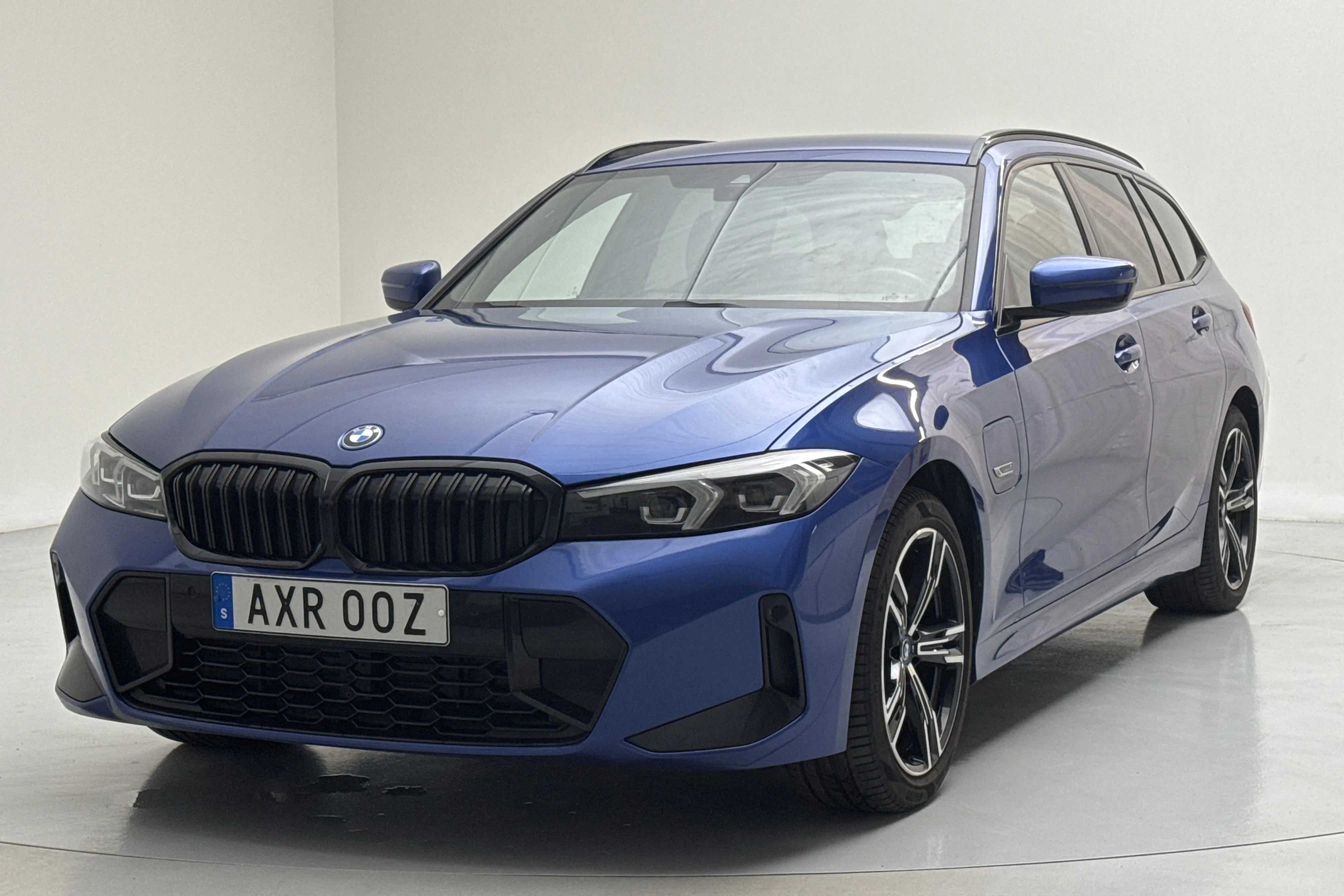 Presentationsfoto 1 av 17: BMW 330e sDrive Touring LCI, G21 (292hk) - 6 998 mil - Automat - blå - 2023