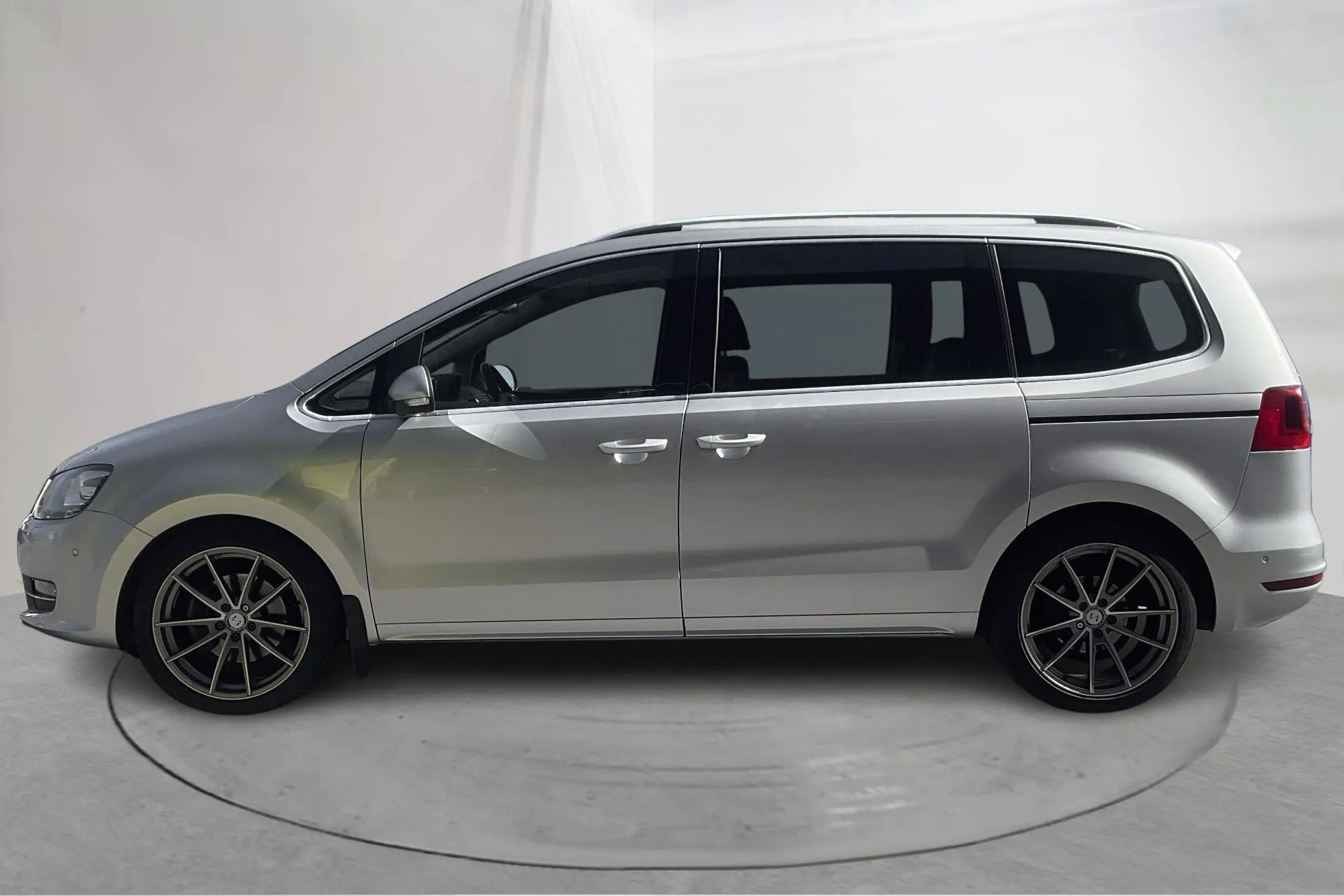 Presentationsfoto 2 av 19: VW Sharan 2.0 TDI BlueMotion Technology (170hk) - 20 276 mil - Automat - silver - 2011