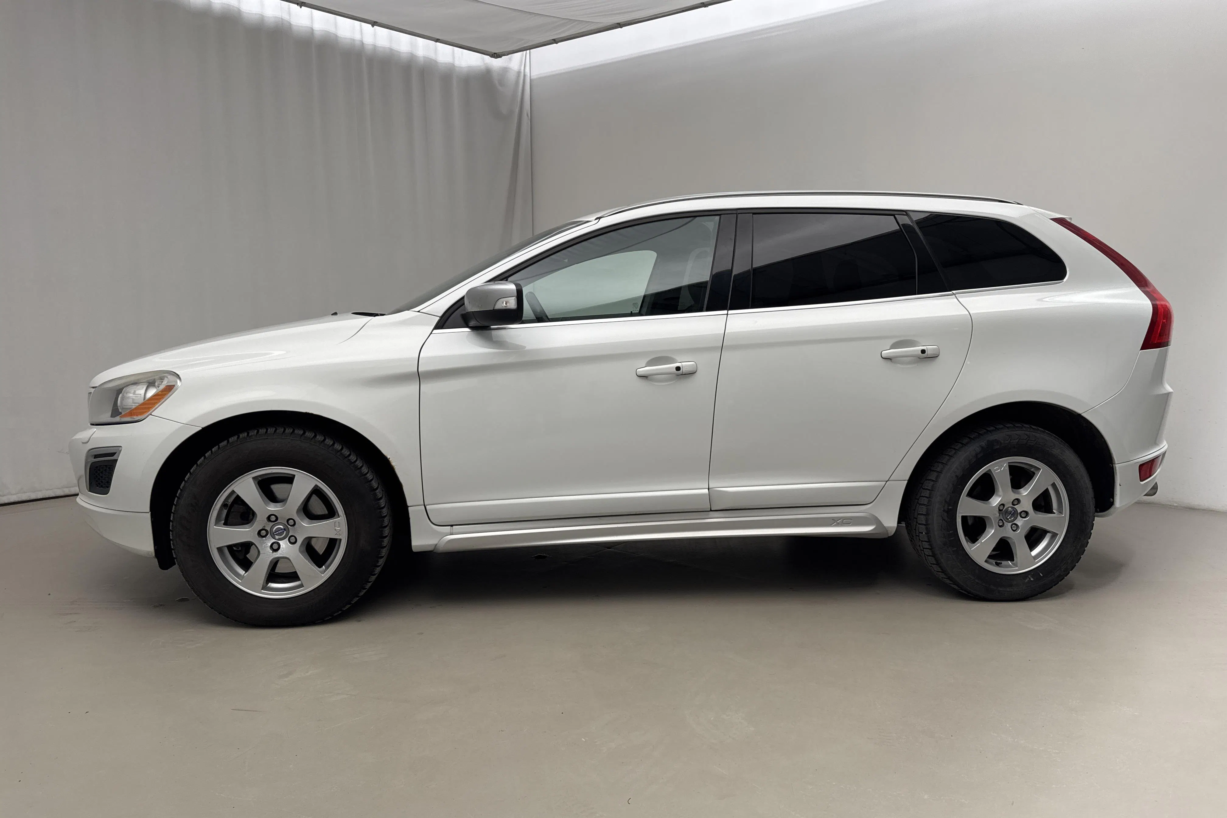 Presentationsfoto 2 av 19: Volvo XC60 D4 2WD (163hk) - 29 146 mil - Automat - vit - 2013