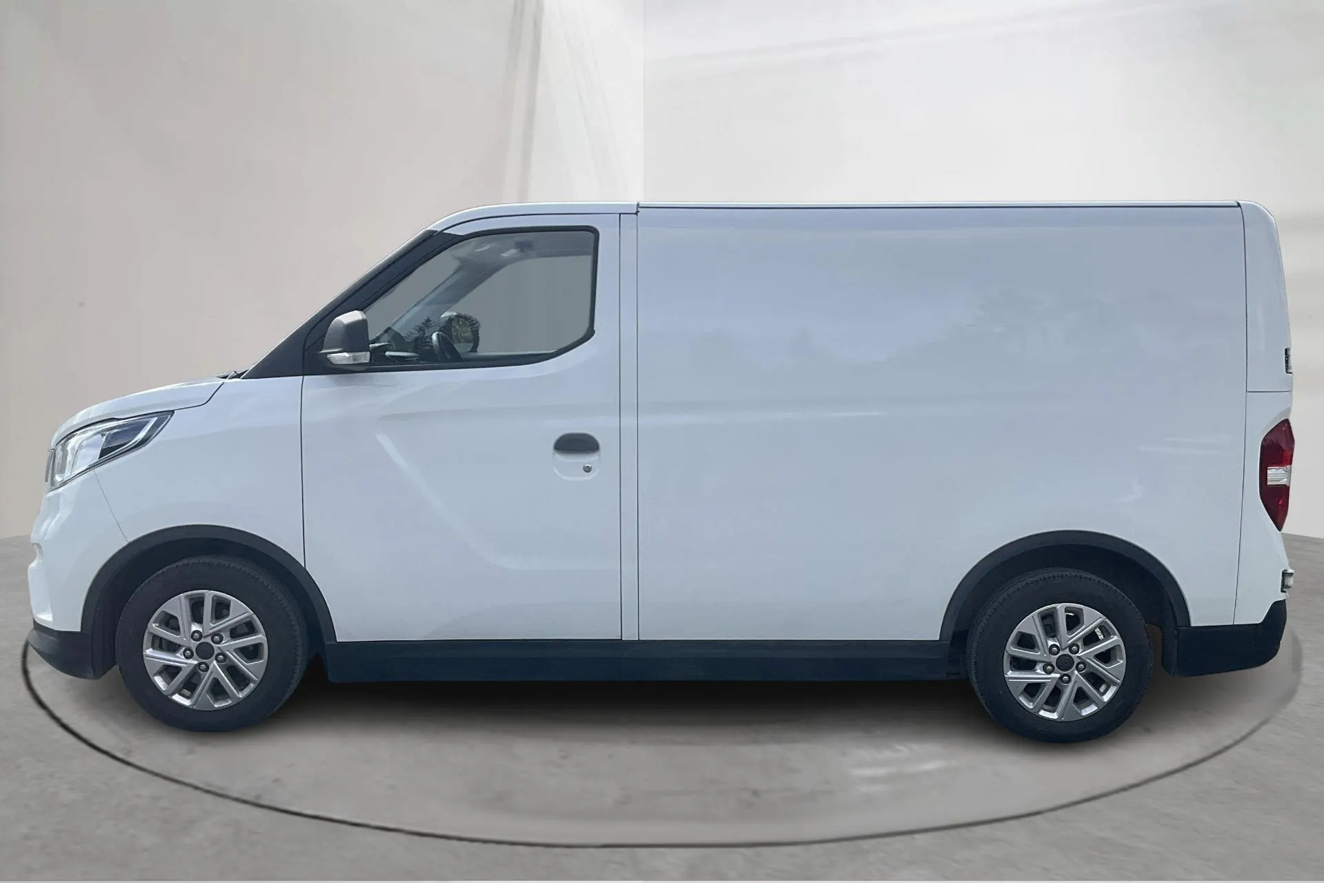 Presentation photo 2 of 16: Maxus e-Deliver 3 52.2 kWh (122hk) - 13 400 km - Automatic - white - 2022
