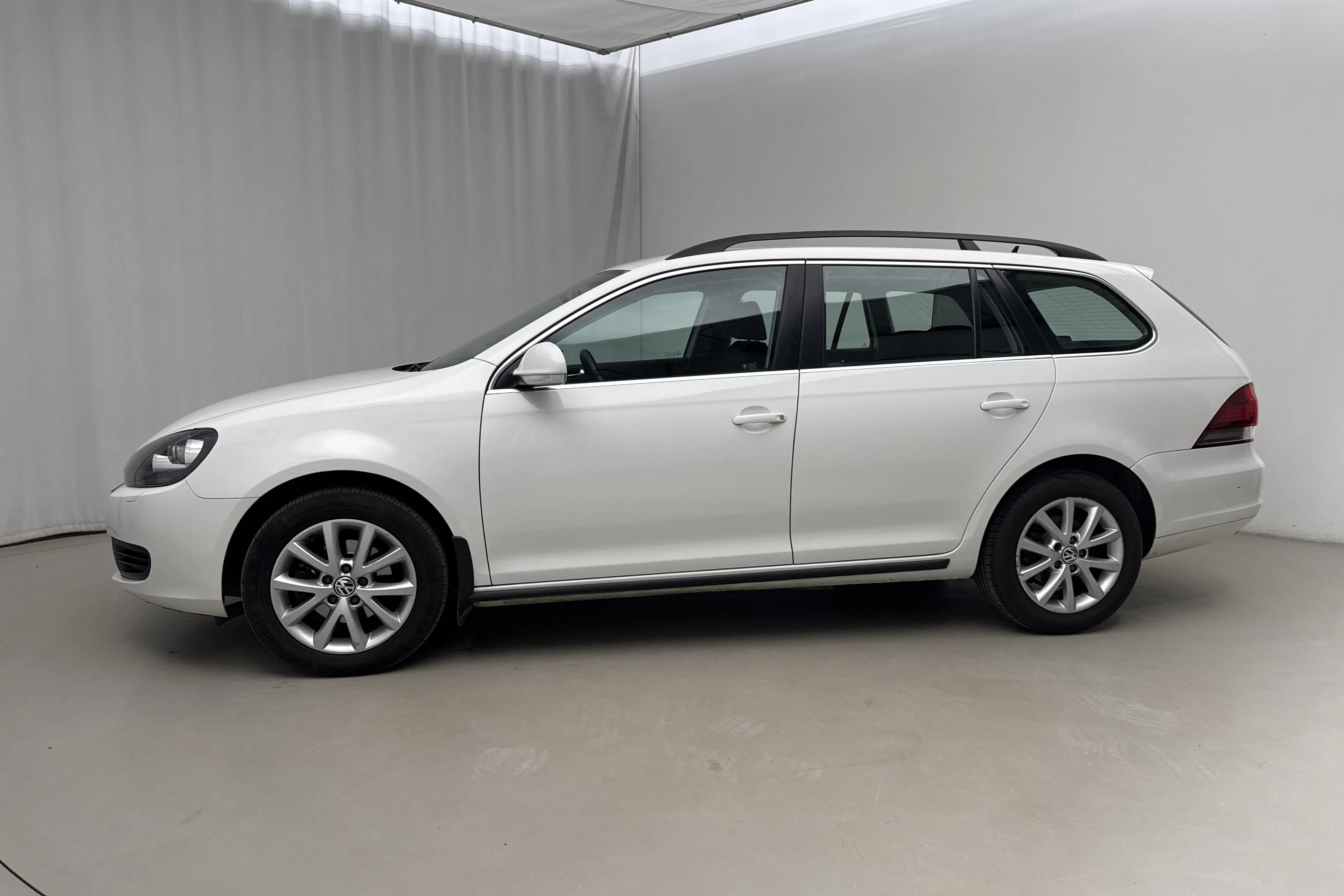 Presentationsfoto 2 av 15: VW Golf VI 1.6 TDI BlueMotion Technology Variant (105hk) - 7 256 mil - Automat - vit - 2012