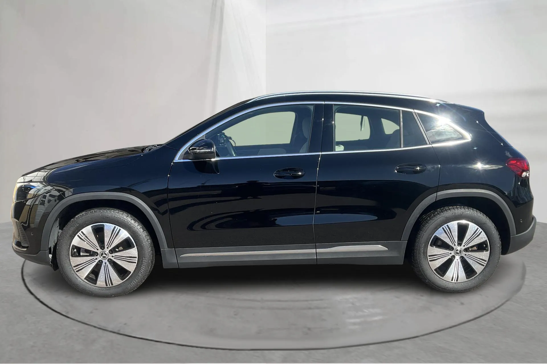 Presentationsfoto 2 av 19: Mercedes EQA 300 4Matic H243 (228hk) - 4 006 mil - Automat - svart - 2023
