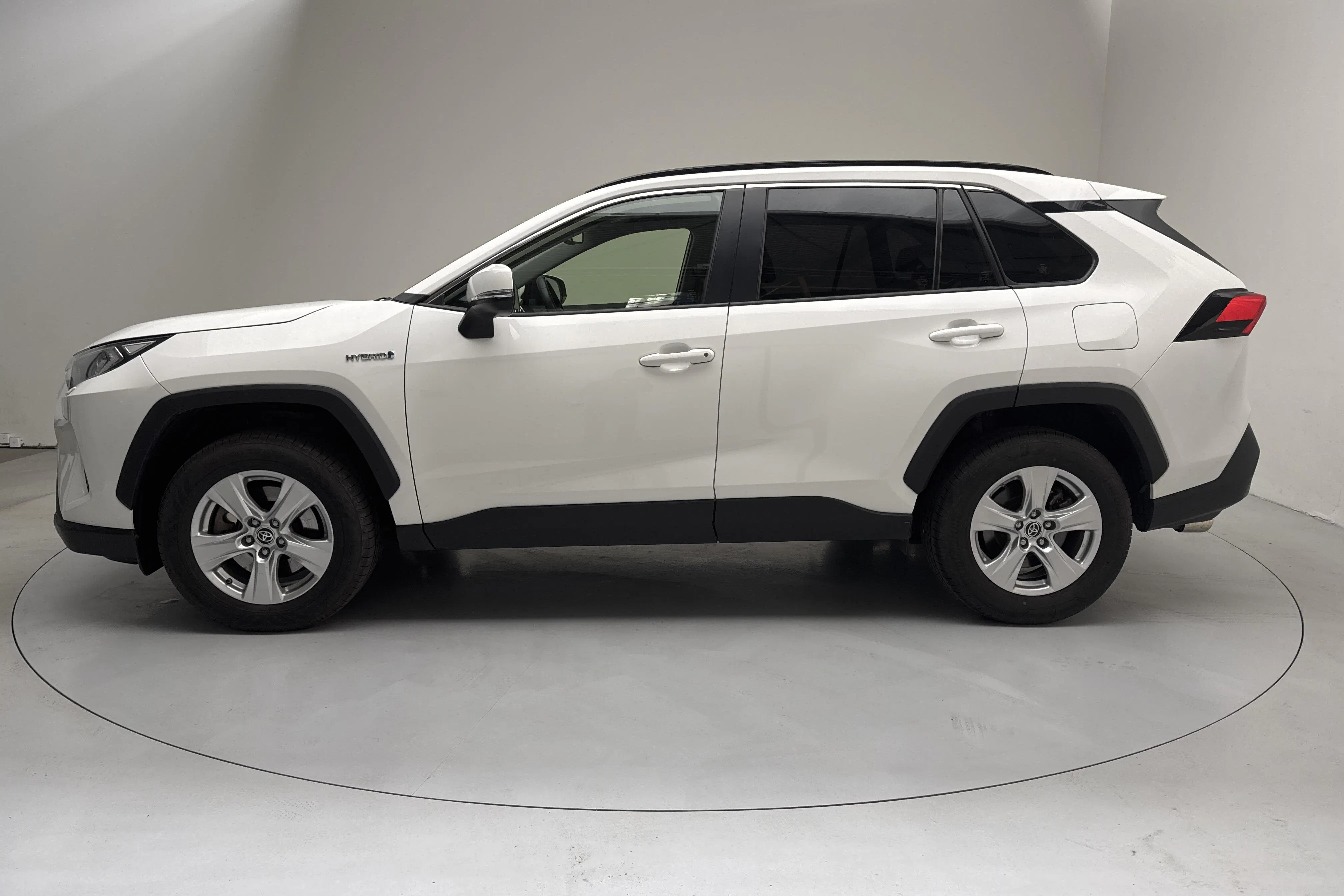 Presentationsfoto 2 av 15: Toyota RAV4 2.5 HSD AWD (222hk) - 1 498 mil - Automat - vit - 2021