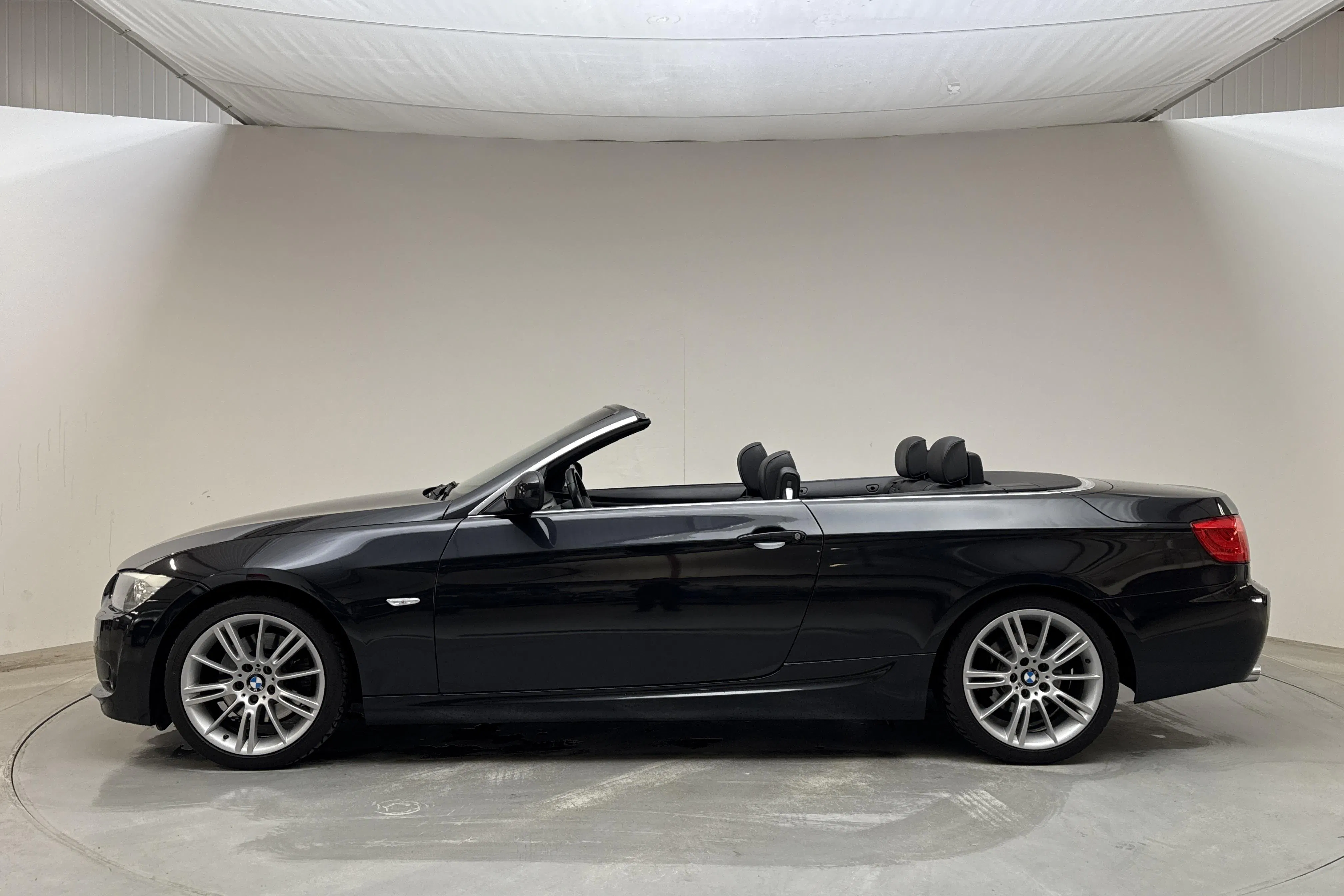 Presentationsfoto 2 av 16: BMW 325i Cabriolet, E93 (218hk) - 20 751 mil - Automat - svart - 2008