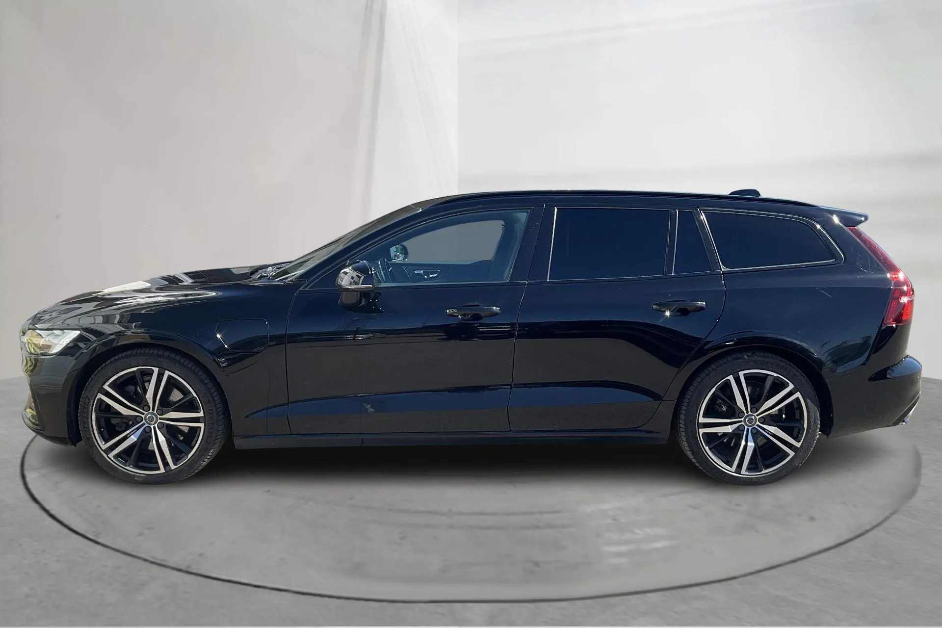 Presentationsfoto 2 av 19: Volvo V60 T8 AWD Twin Engine (390hk) - 15 869 mil - Automat - svart - 2021
